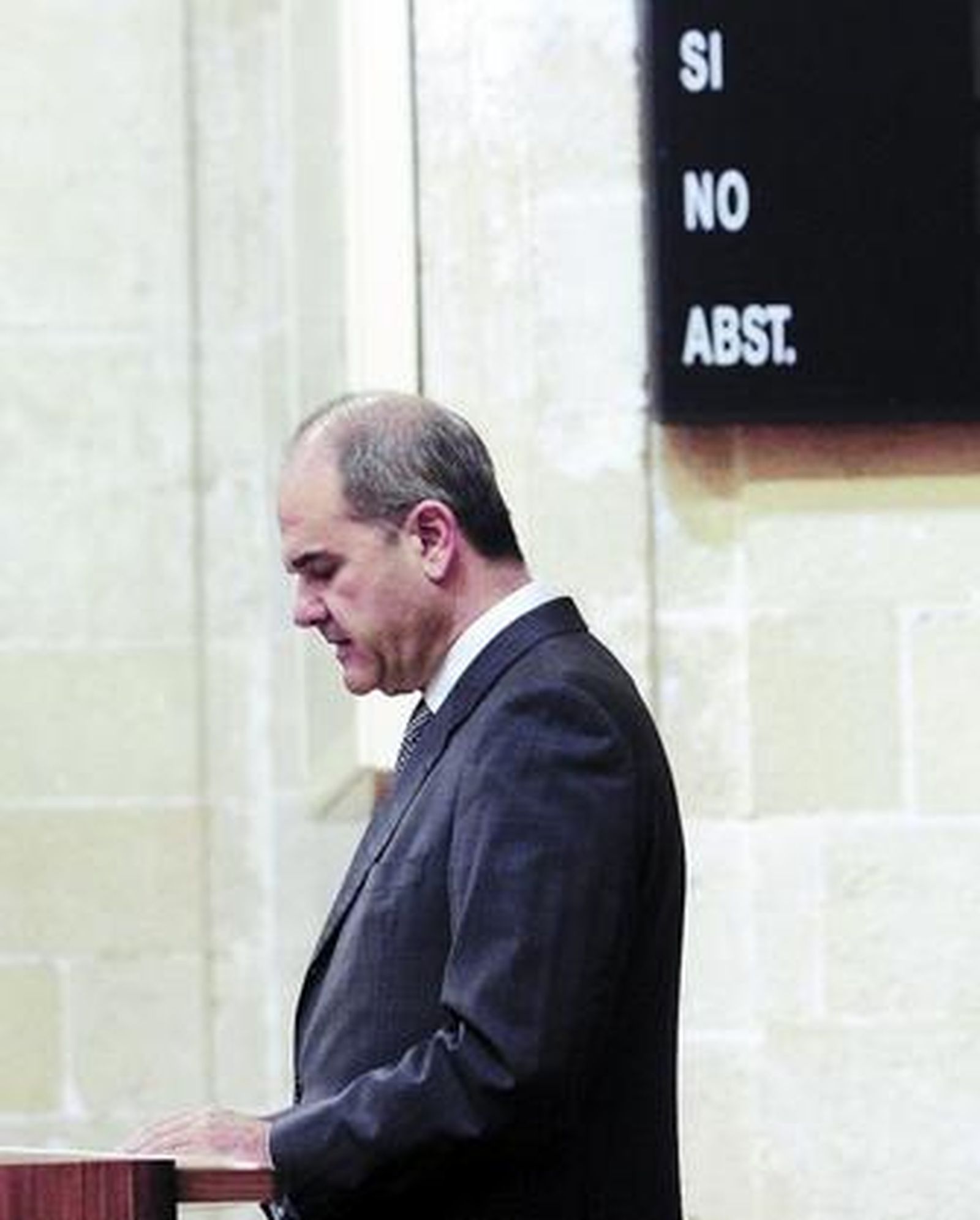 Manuel Chaves, en el debate de investidura de 2004.