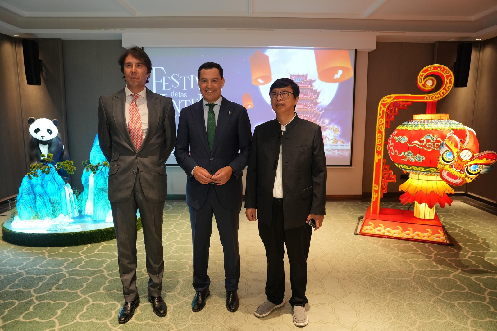 Presentación del acuerdo para poner en marcha el Festival de las Linternas en Málaga.
