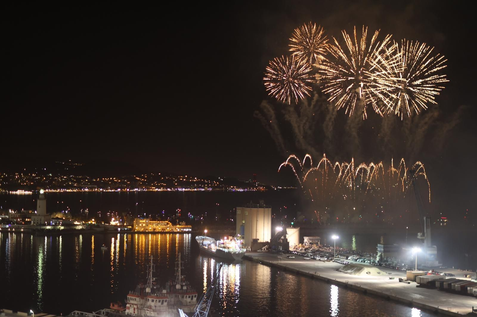 Málaga inaugura su Feria de agosto con el espectáculo de fuegos artificiales