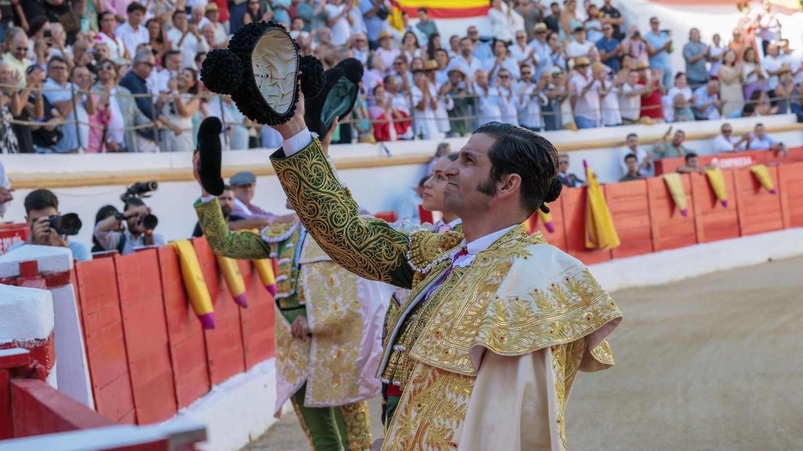 Morante saluda a la presidencia en la plaza de toros de Melilla.
