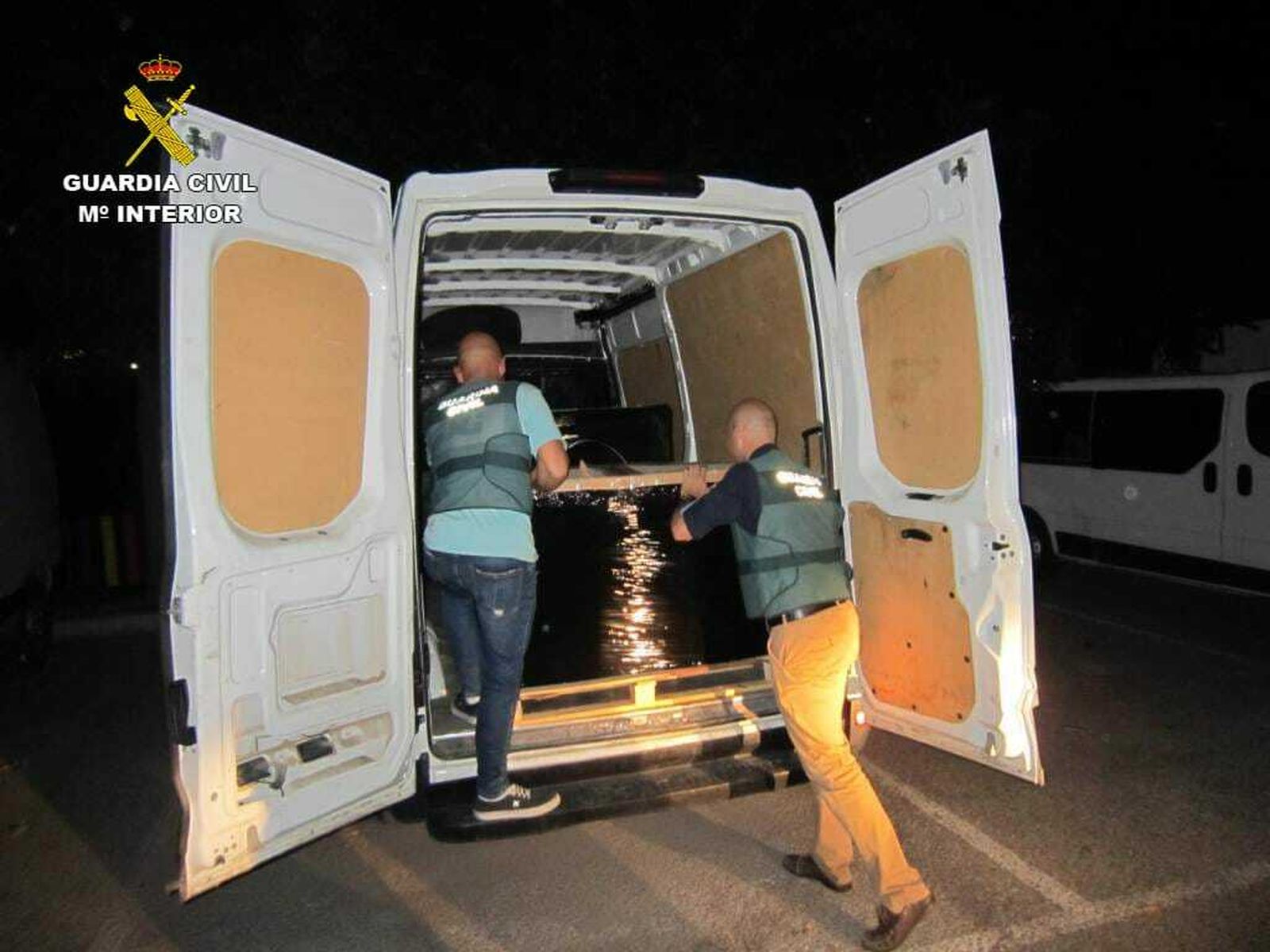 Los agentes de la Guardia Civil aprehenden 4.800 kilogramos de picadura de tabaco.