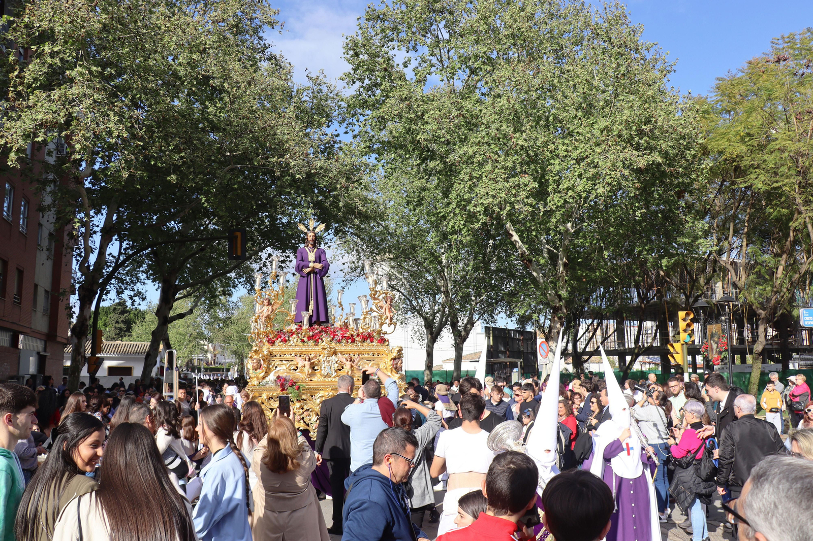 Las mejores imágenes del lunes Santo en Huelva: Hermandad del Cautivo