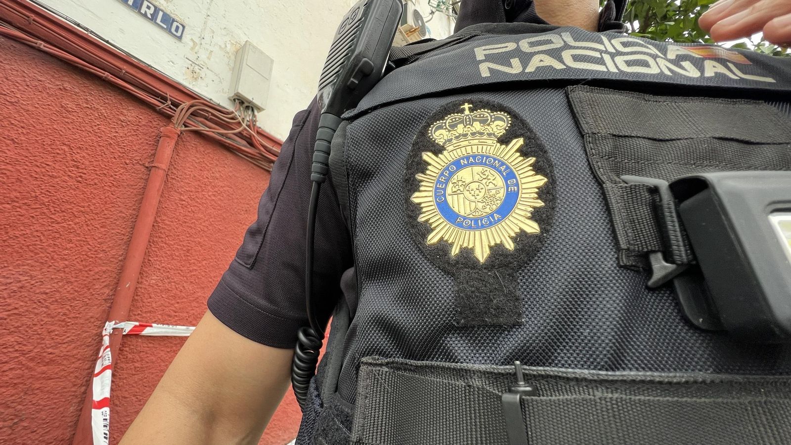 Un Policía Nacional en la calle Mirlo