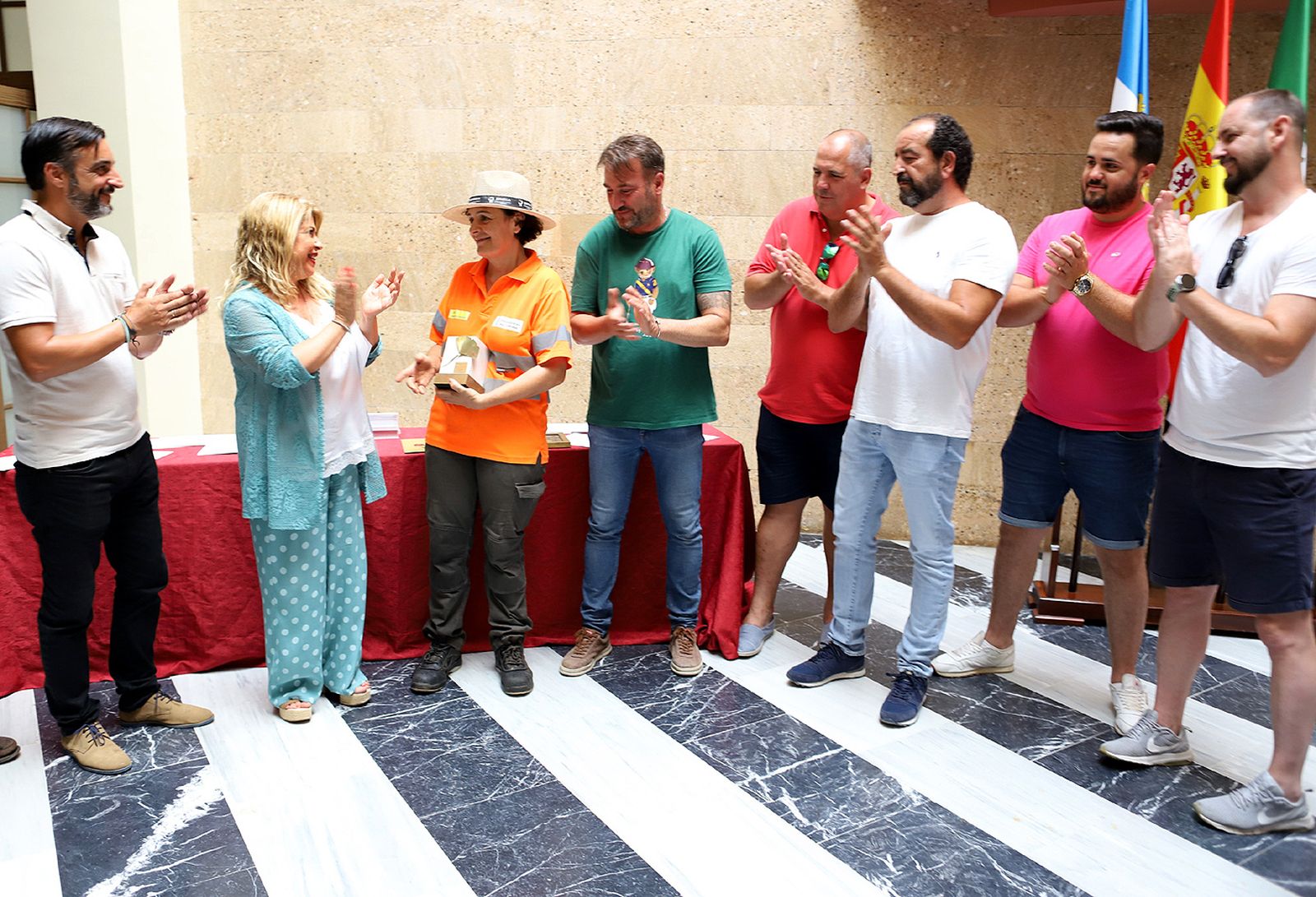 Mamen Sánchez y José Antonio Díaz, con trabajadores de Parques y Jardines.