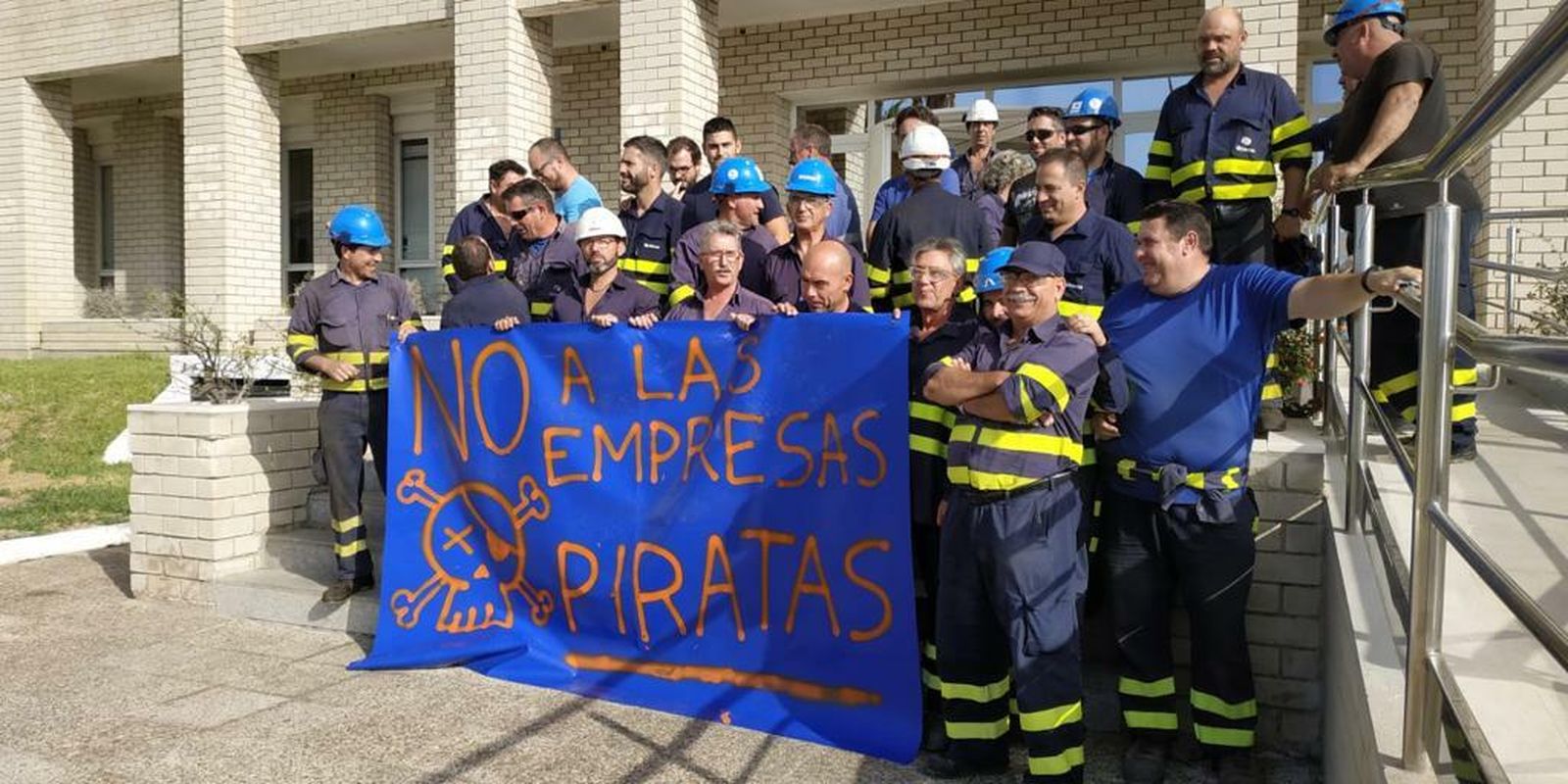Los trabajadores de Ditecsa se manifiestan en una de las factorías de Navantia en la Bahía de Cádiz.