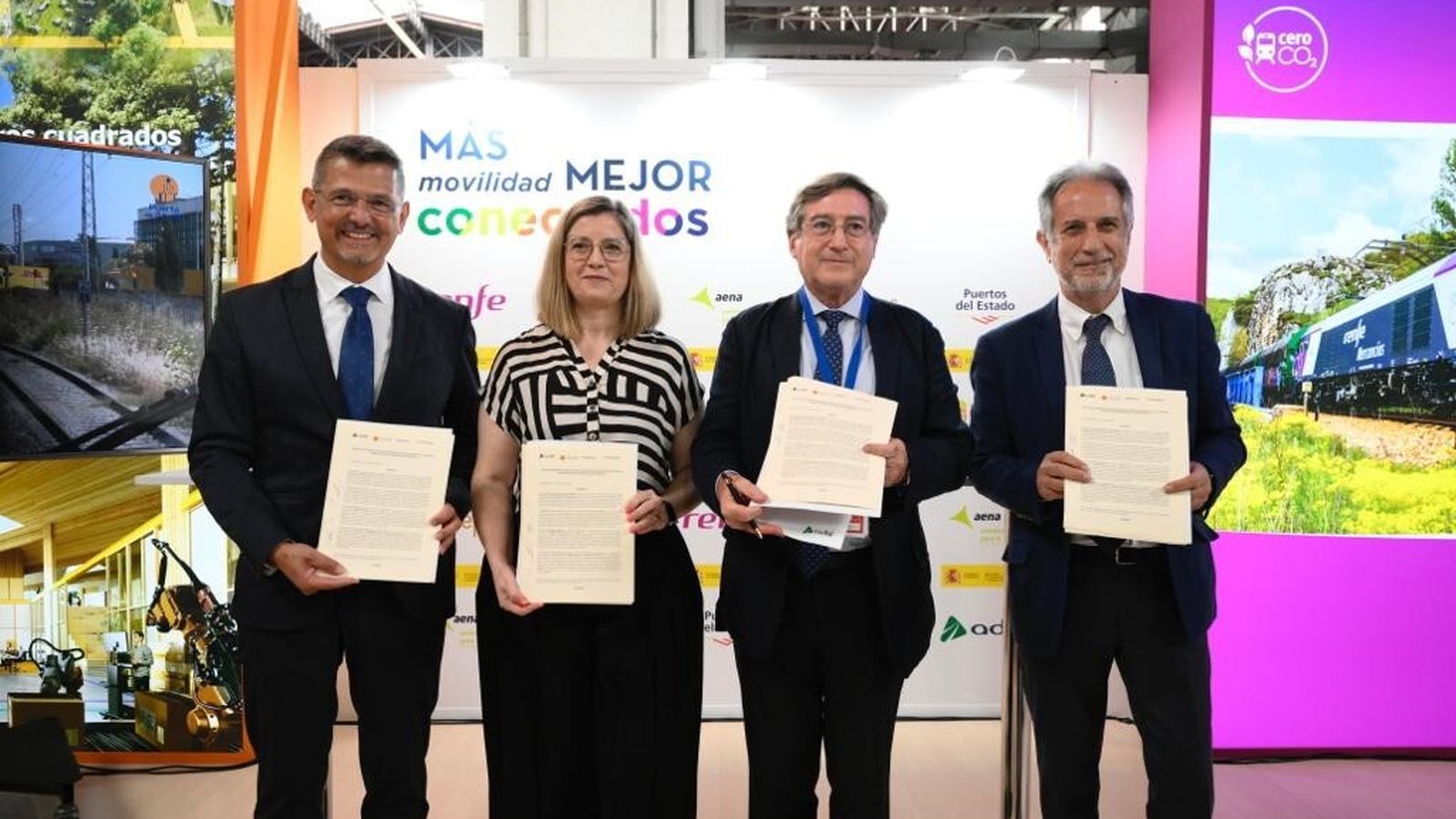 Francisco Javier Lafuente, María Luisa Domínguez, Rafael Carmona y Juan Fernández tras la firma.