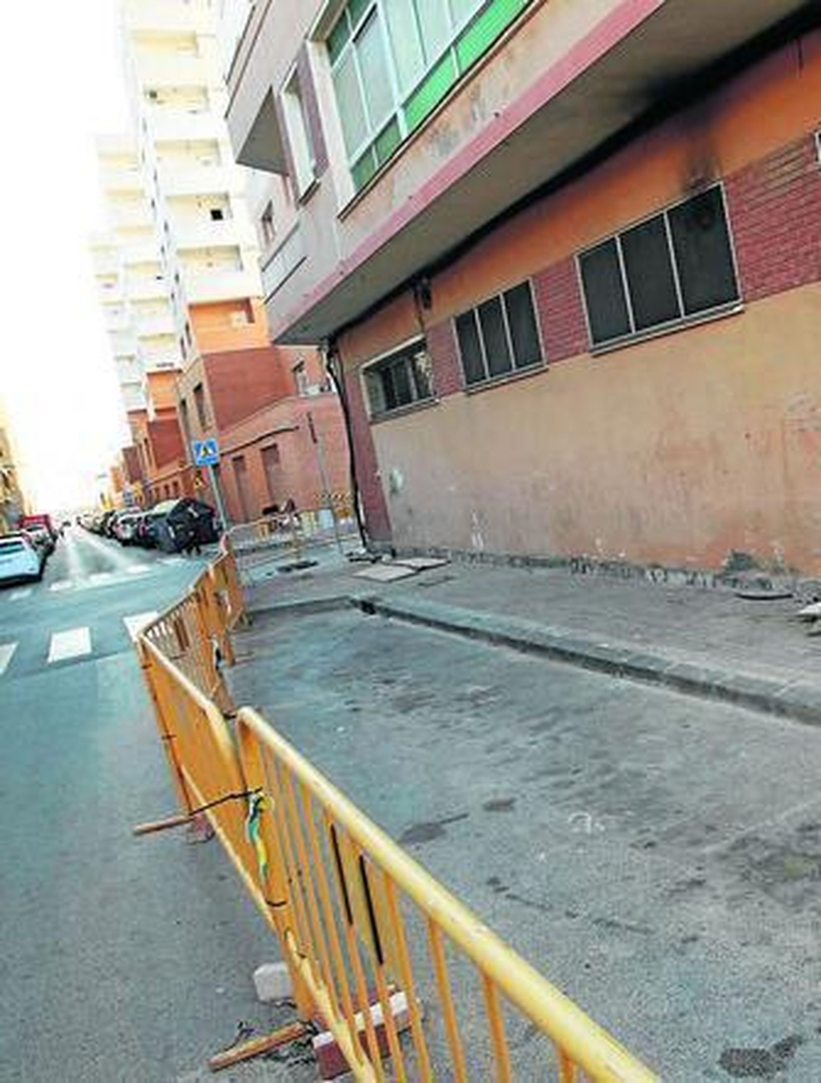 Foto de la zona por la que va la acometida eléctrica y en la que se ve el muro del colegio Virgen del Mar, que será demolido.