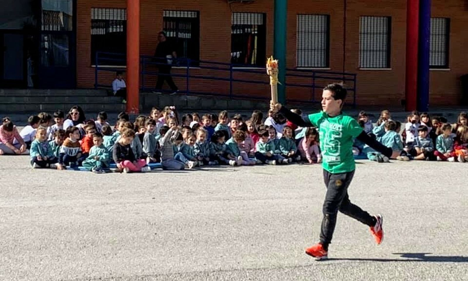 Un momento de la inauguración de las olimpiadas escolares del colegio La Dehesilla.