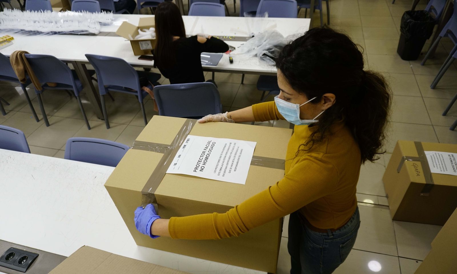 Coronavirus en Sevilla: El Fablab de la Escuela de Arquitectos fabrica mil mascarillas al día.