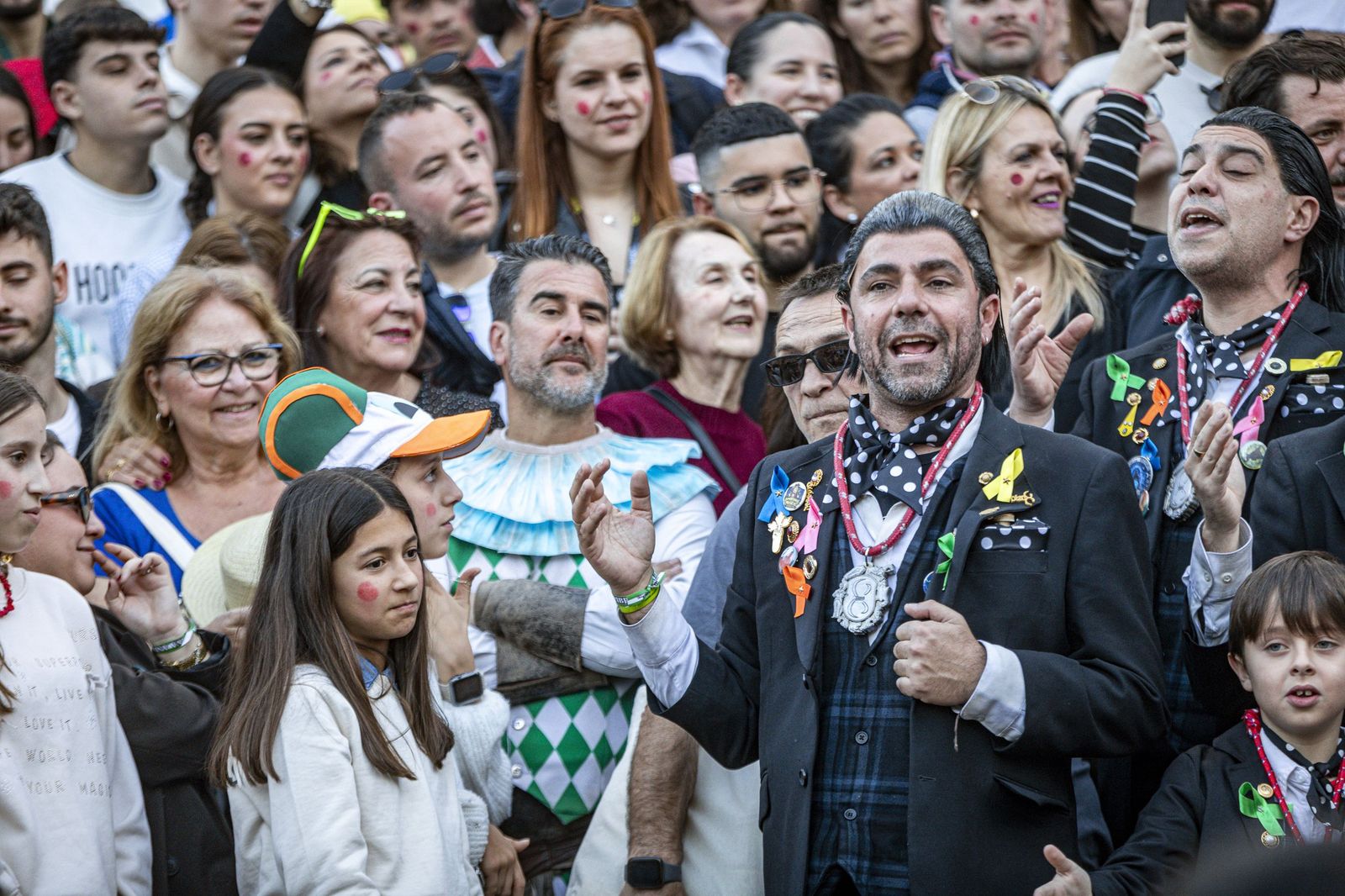 El multitudinario encuentro entre los dos primeros premios del Carnaval de Cádiz, en imágenes