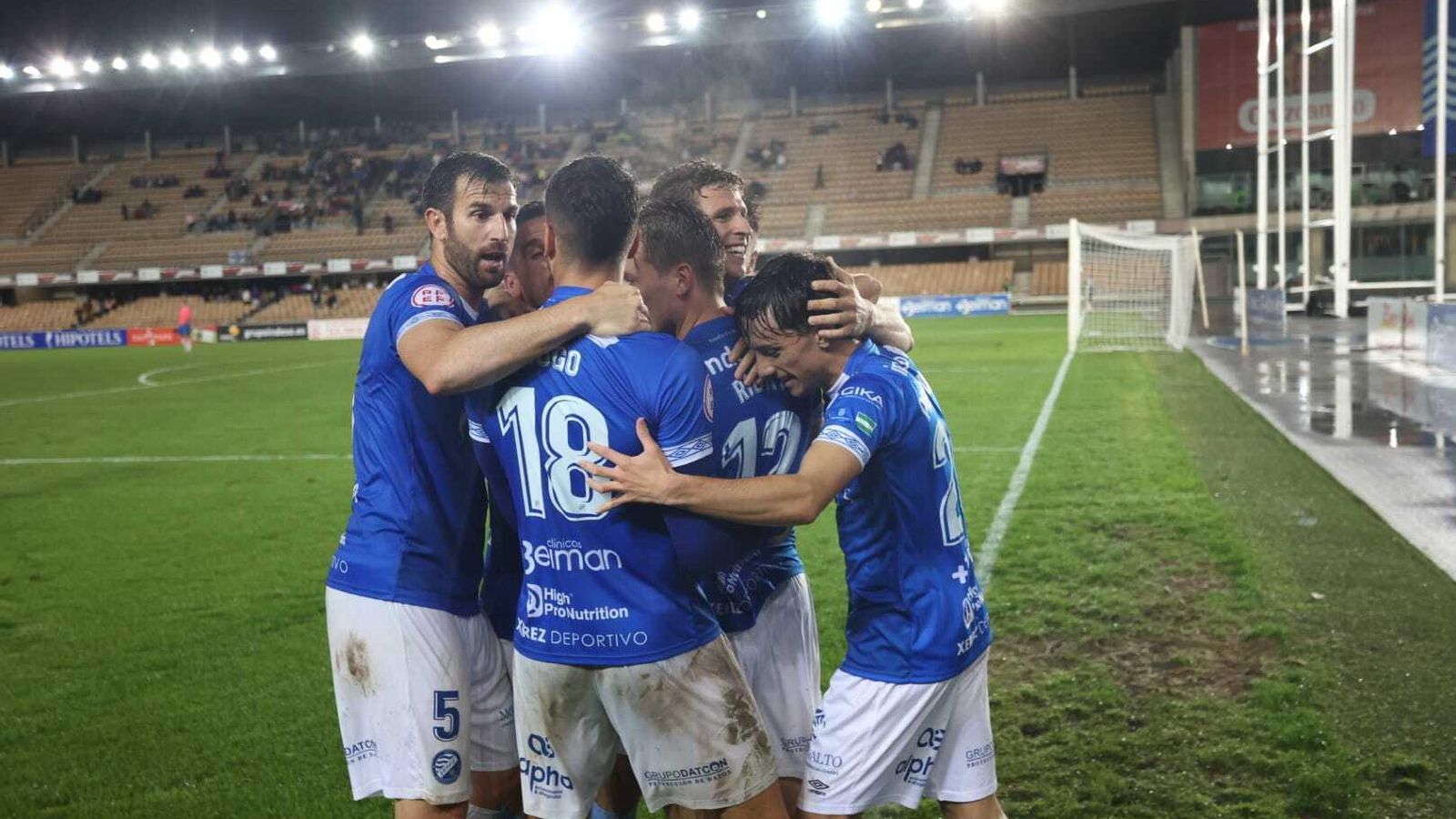 Los azulinos celebran el gol de Bello. Los azulinos celebran el gol de Bello.