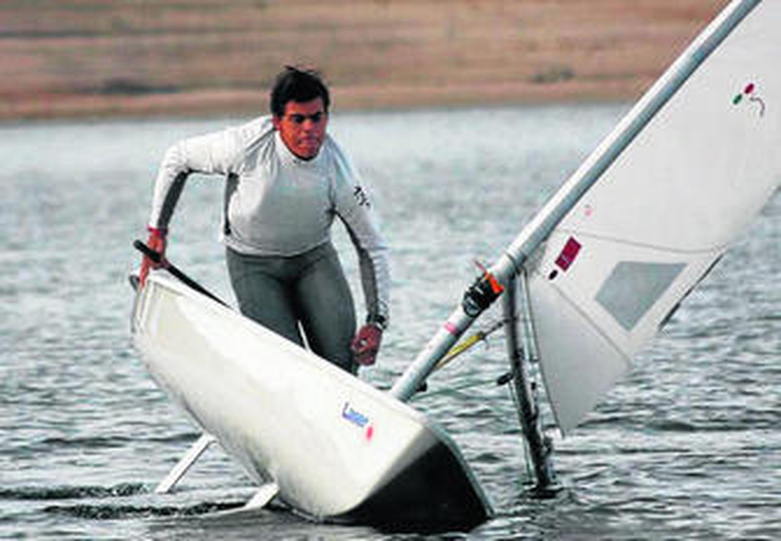 Jacinto Barroso, virando con su velero de la clase Láser 4.7.