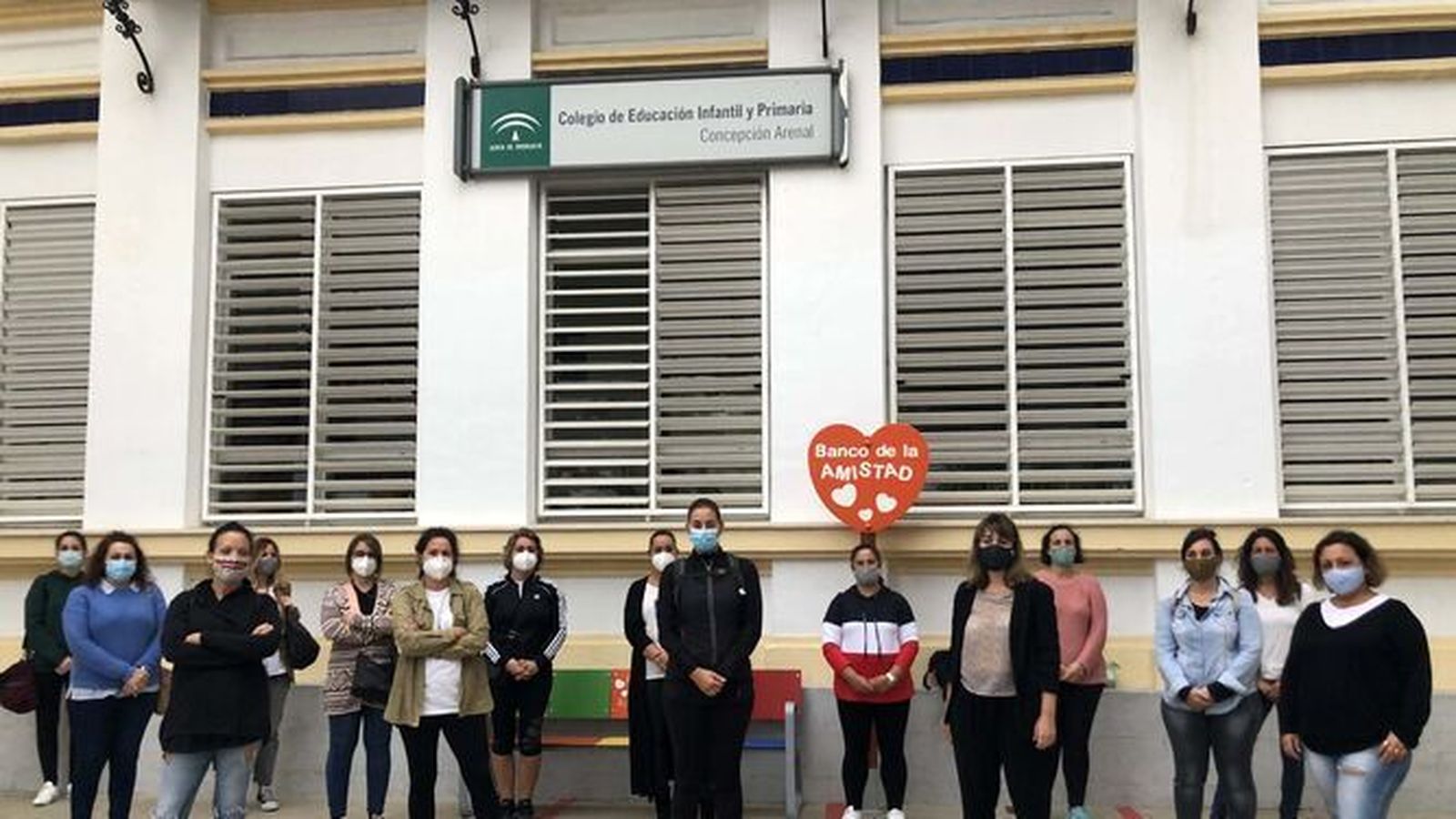 Representantes de la AMPA del CEIP Concepción Arenal de Cartaya y madres afectadas, a las puertas del centro.