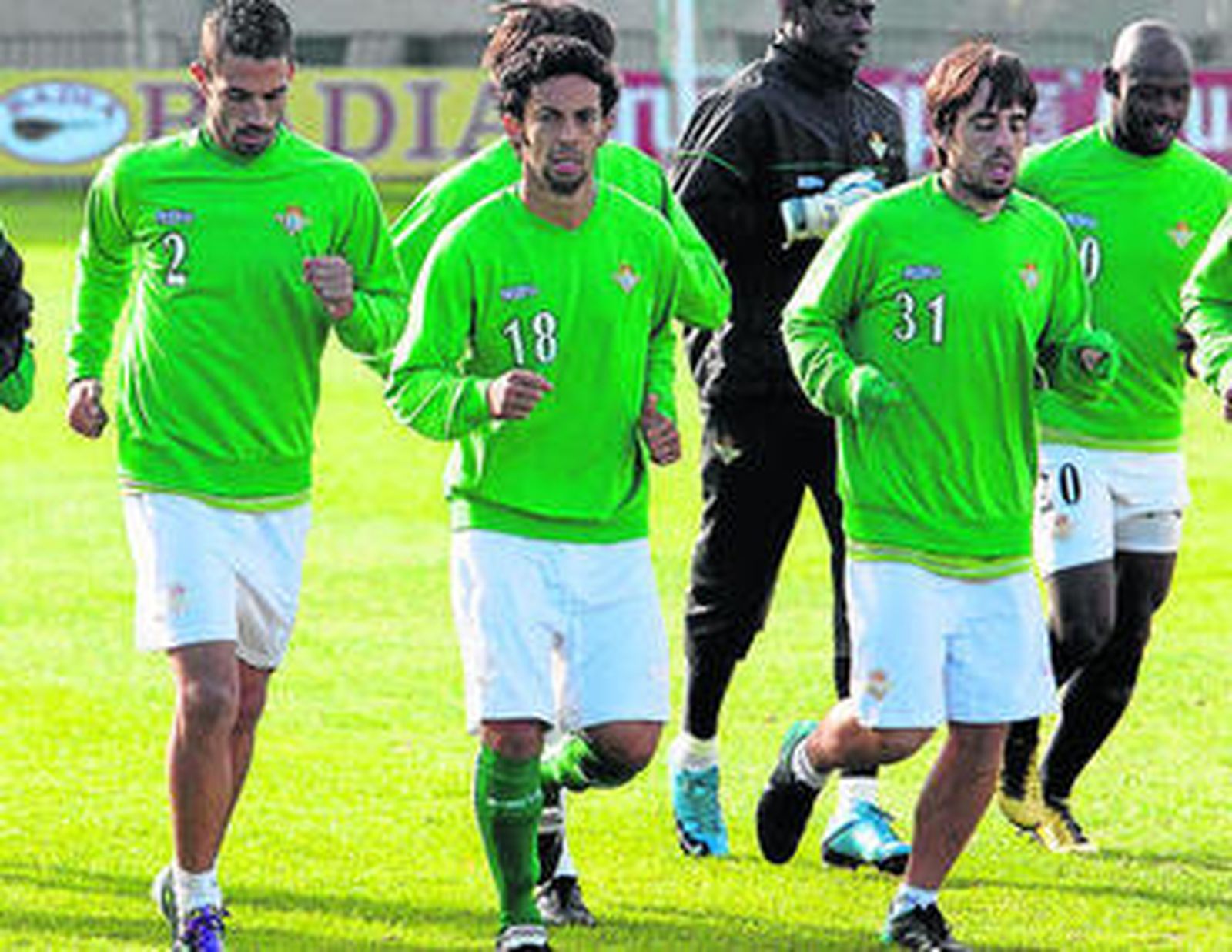 Jugadores del Betis, en el entrenamiento de ayer.