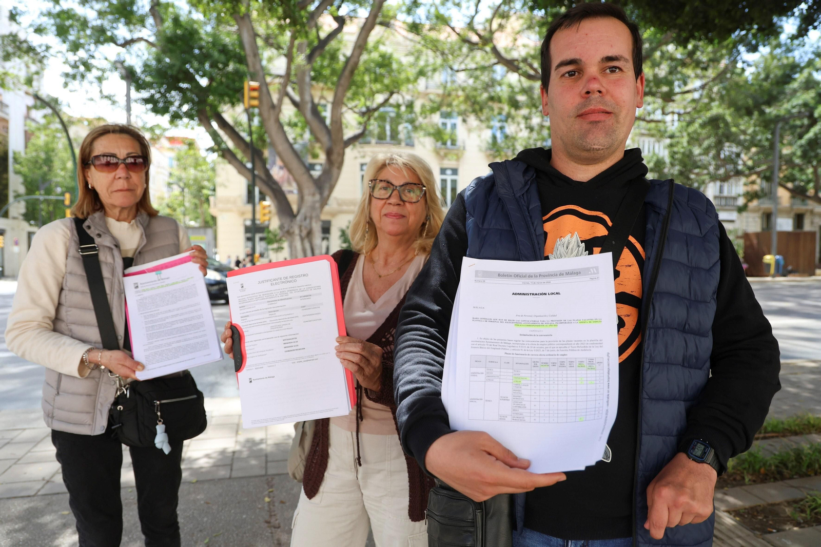 Madres y un afectado con la alegación hecha a las bases de la OPE del Ayuntamiento.