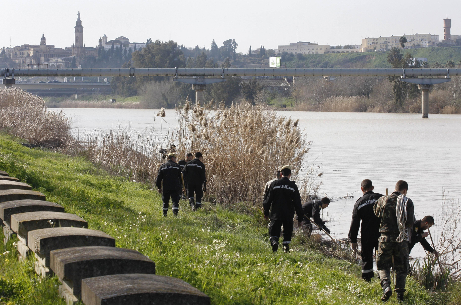 Una imagen de los primeros dispositivos de búsqueda de Marta en el río Guadalquivir.