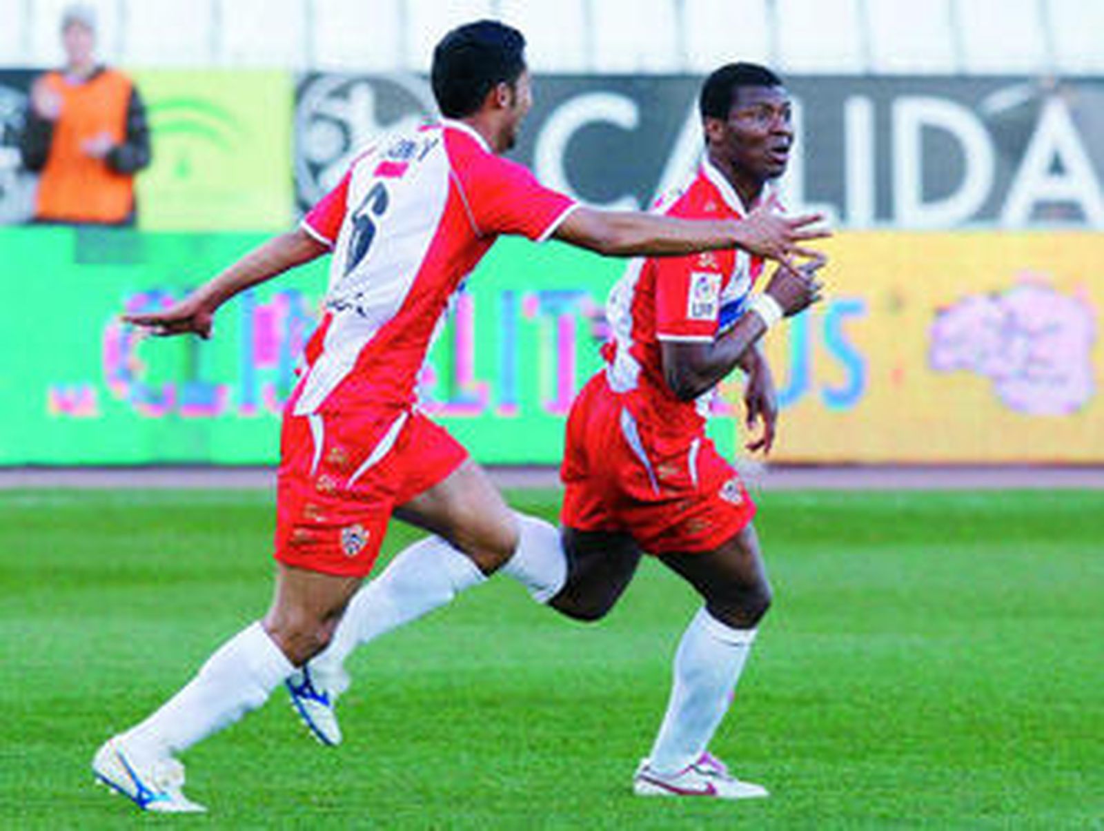 Kalu Uche celebra el 2-0 junto a Iriney.