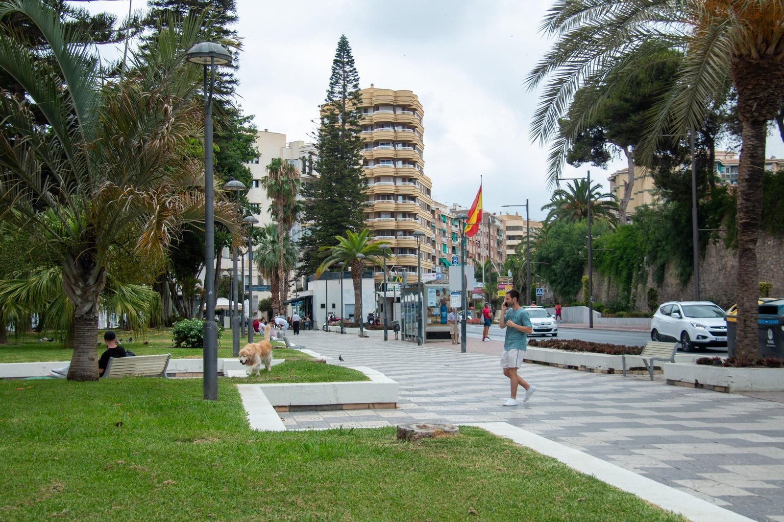 Una persona paseando por las Explanadas de Motril Una persona paseando por las Explanadas de Motril