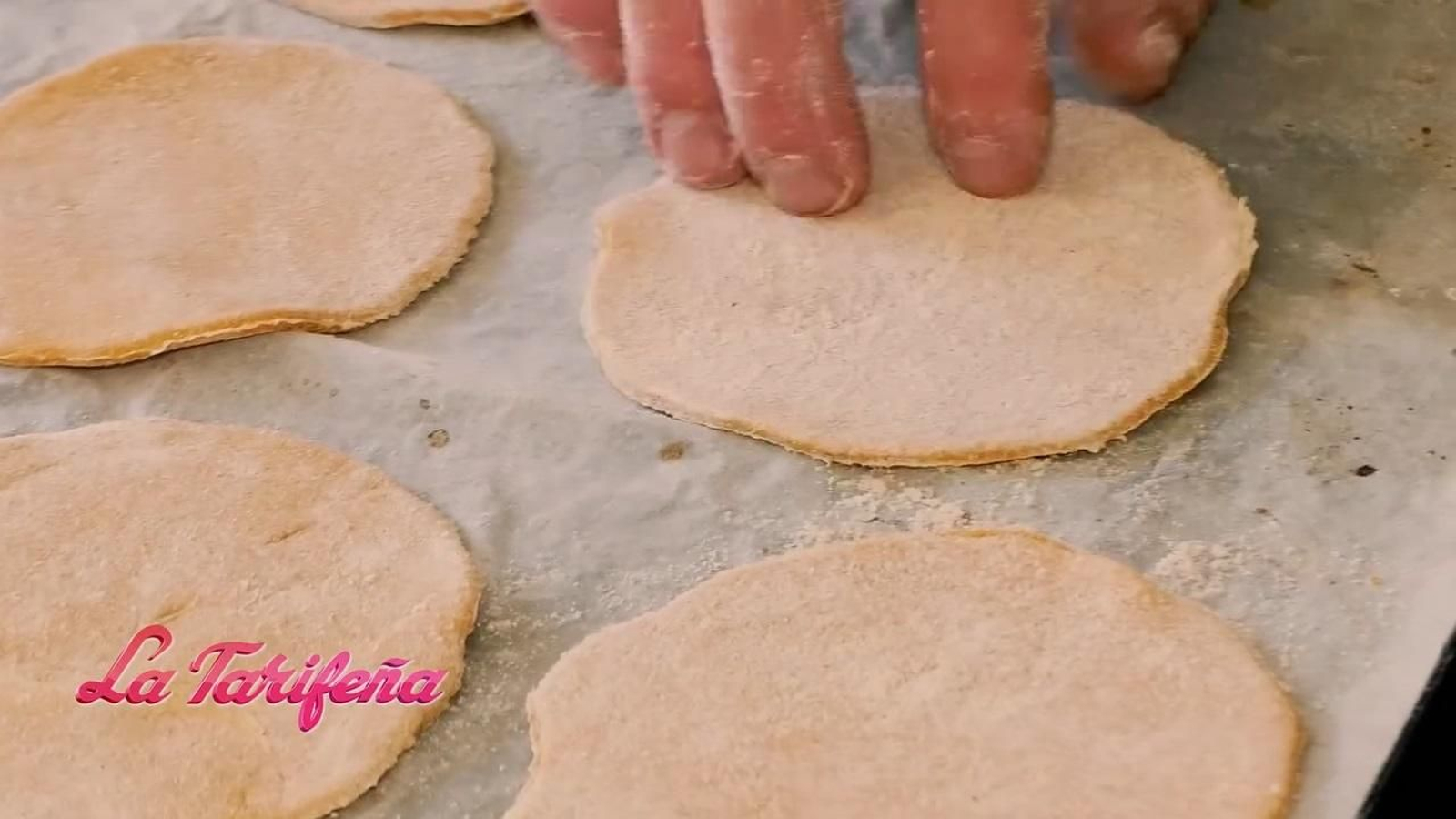 La cajilla, el legado artesanal de la pastelería 'La Tarifeña' que endulza generaciones.