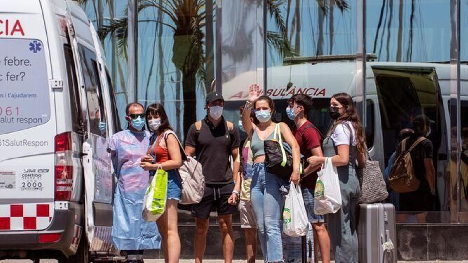 Los jóvenes son trasladados al hotel medicalizado en Mallorca.