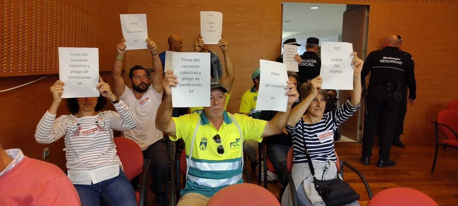 Trabajadores de FCC, en el pleno municipal celebrado el miércoles.