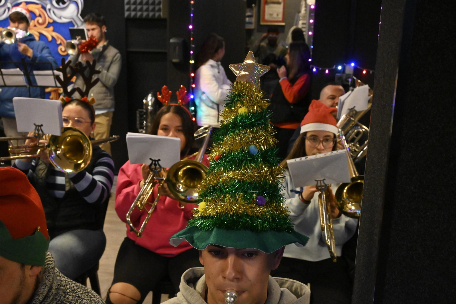 Ensayo preparatorio de la AM Santa Cruz para la cabalgata de Reyes Magos, en Imágenes