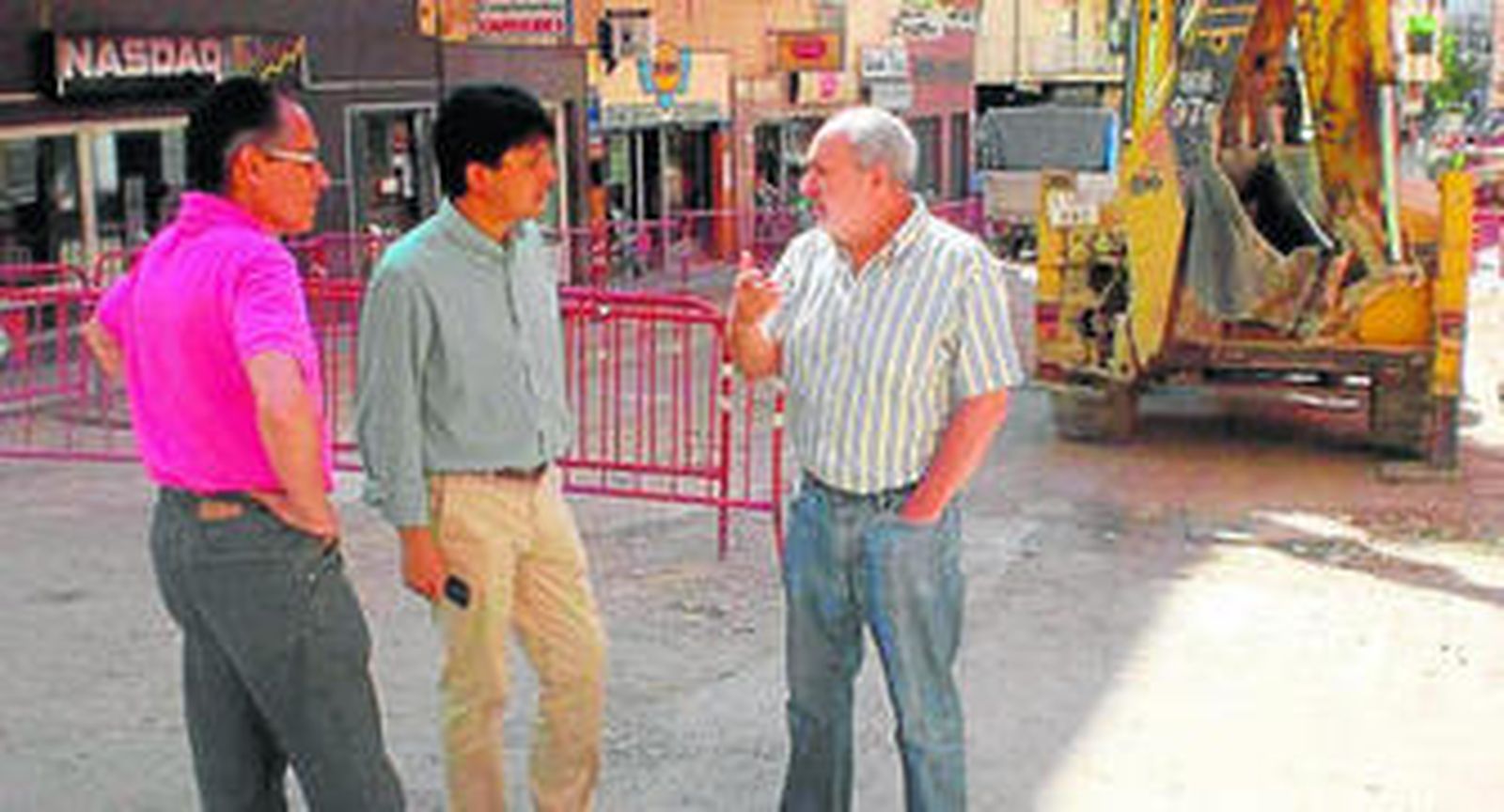 El concejal de Fomento, Manuel Guzmán, visita los avances de las obras en la calle Marchales.