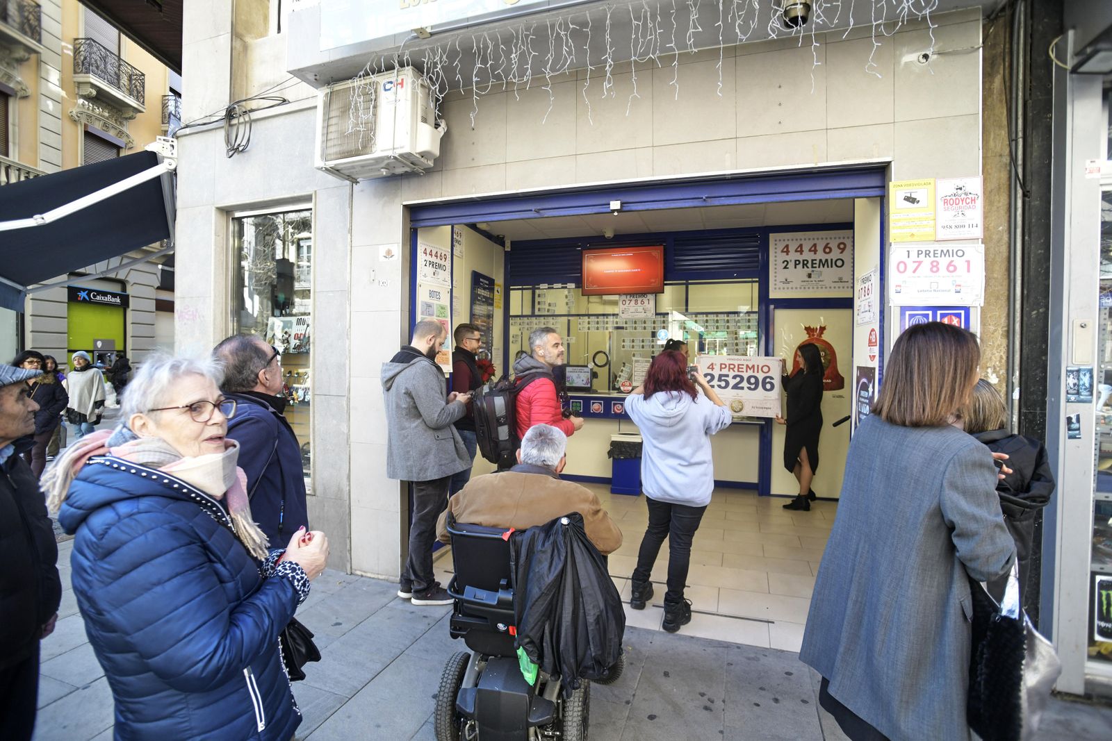 La celebración del Cuarto premio de la Lotería de Navidad en la Gran Vía de Granada, en imágenes