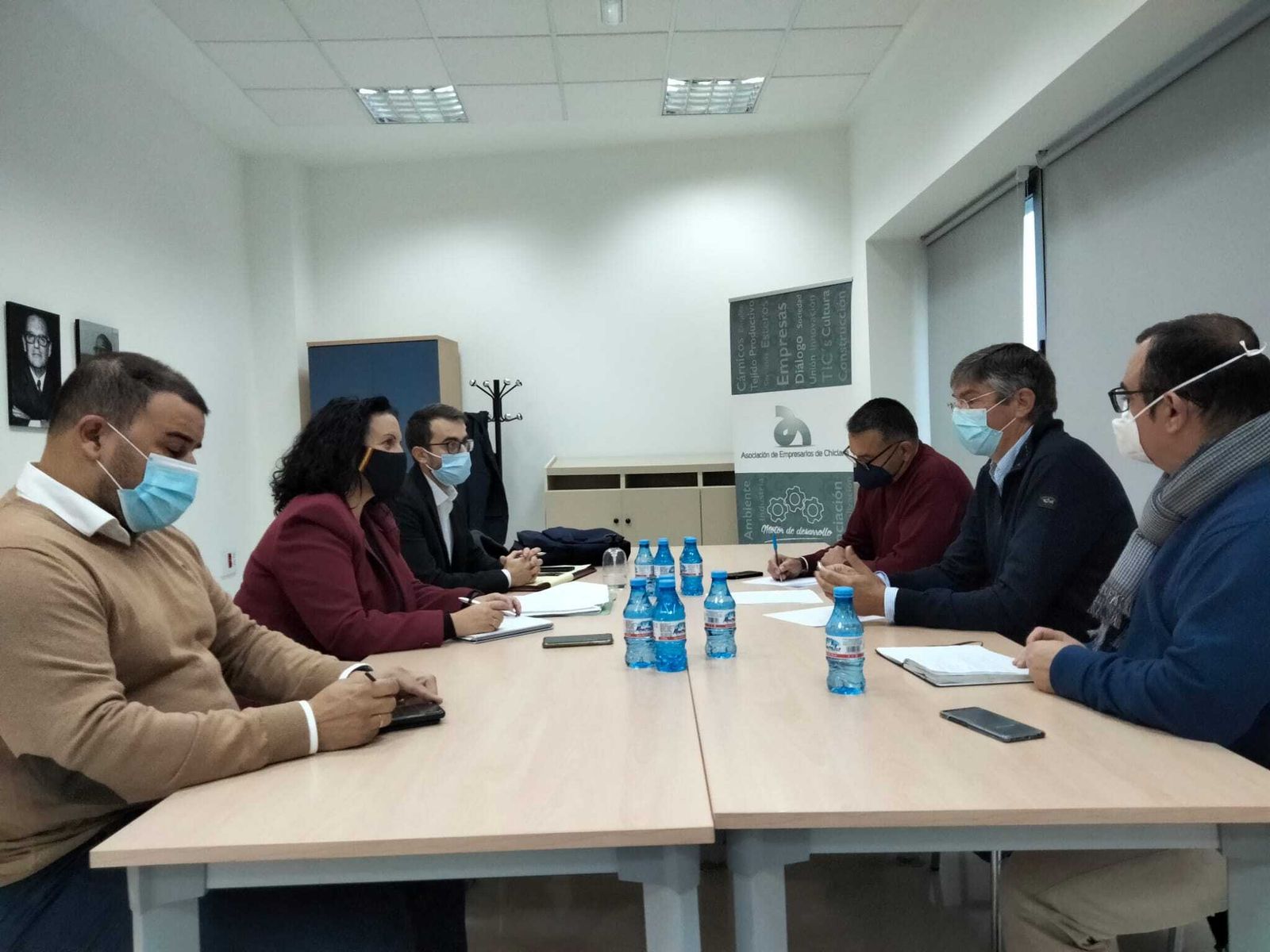 Un momento del reciente encuentro mantenido por los representantes del PP y los responsables de la Asociación de Empresarios.