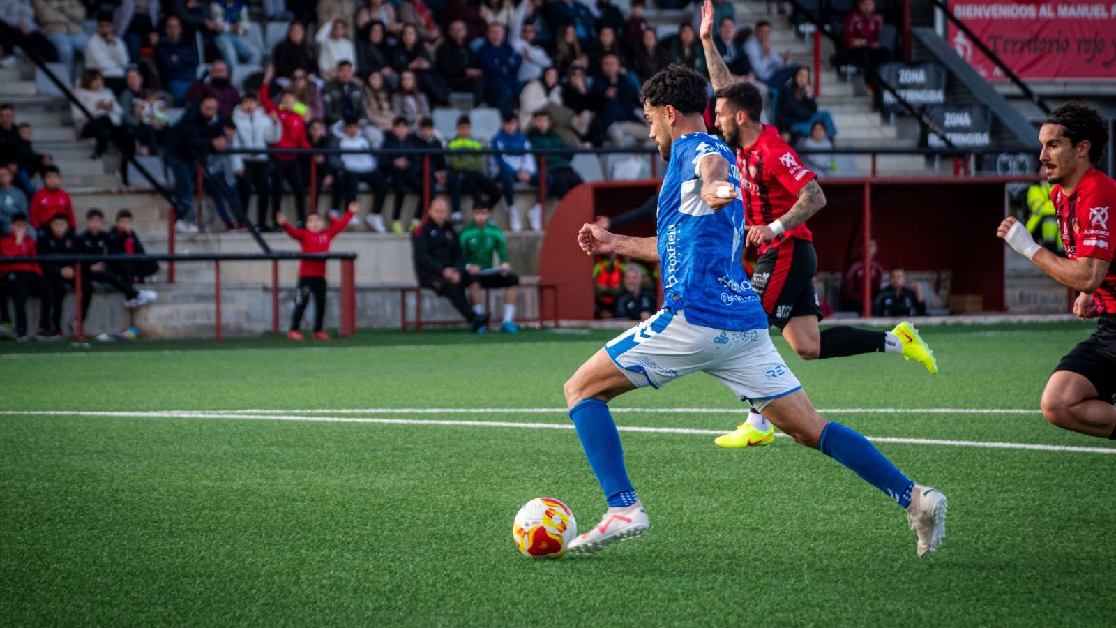 Dieste golpea con la derecha en la jugada del 1-1.