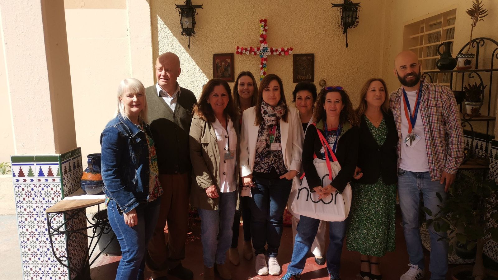 Parte del equipo directivo y de la Enfermería posa con la Cruz.