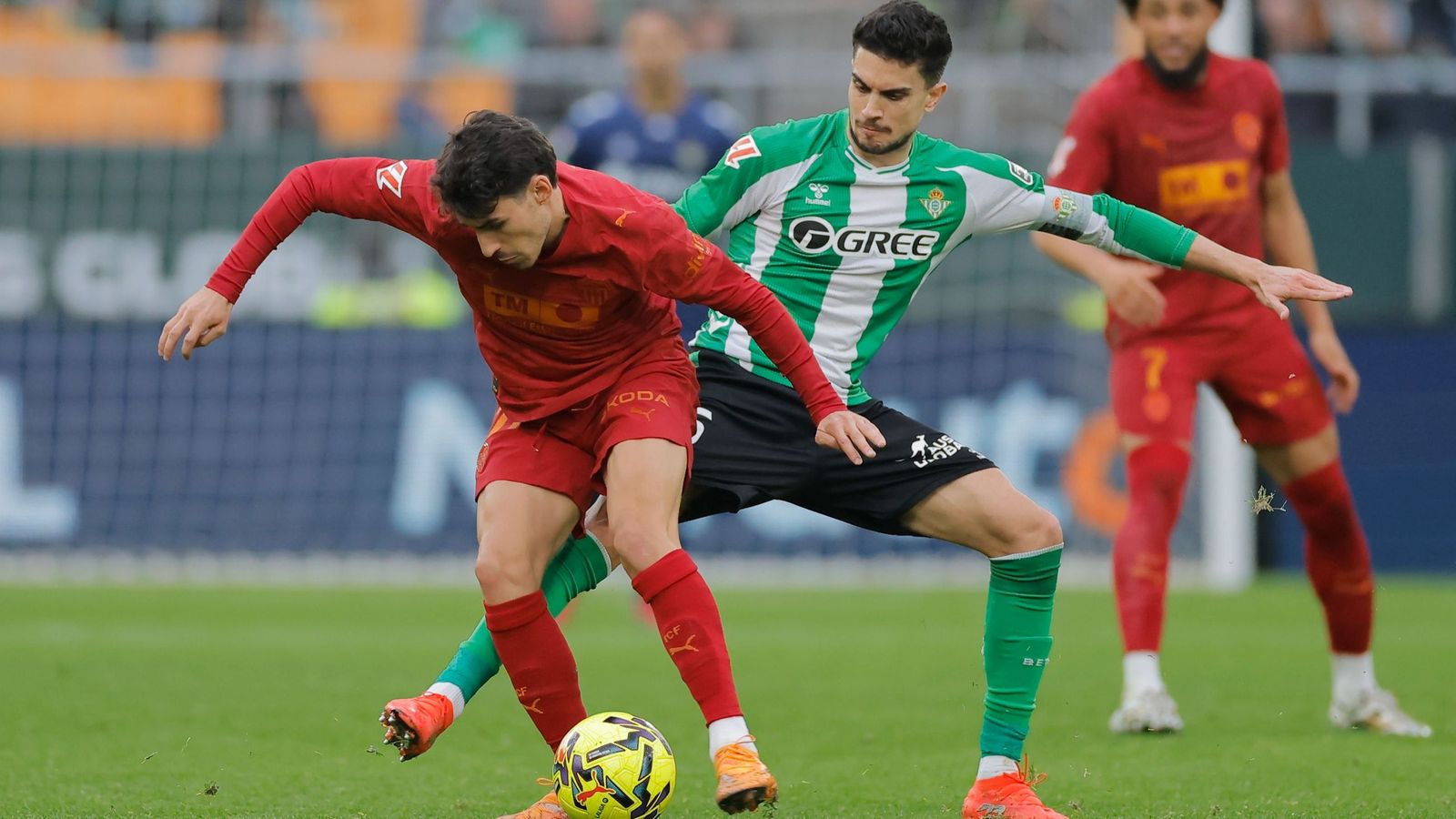 Marc Bartra presiona a un jugador del Valencia.