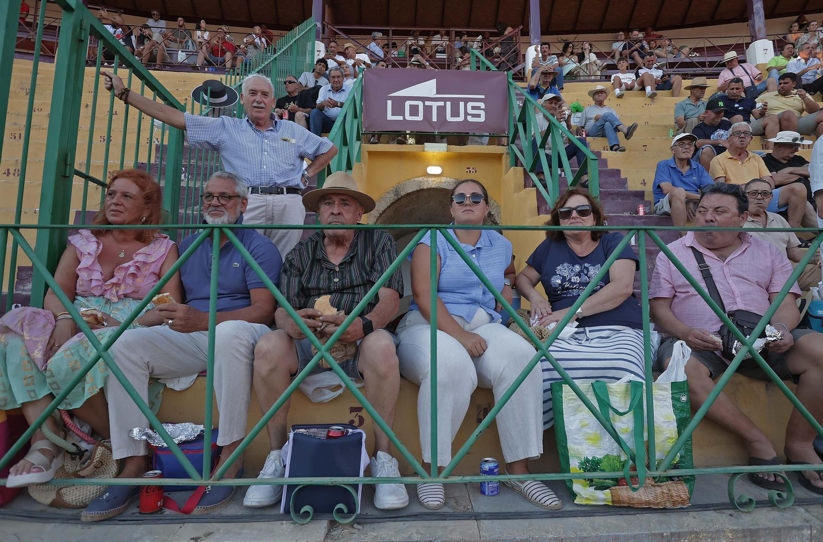 Búscate en la Plaza de Toros 'El Arenal' durante la novilla mixta con picadores del sábado de la Feria de La Línea