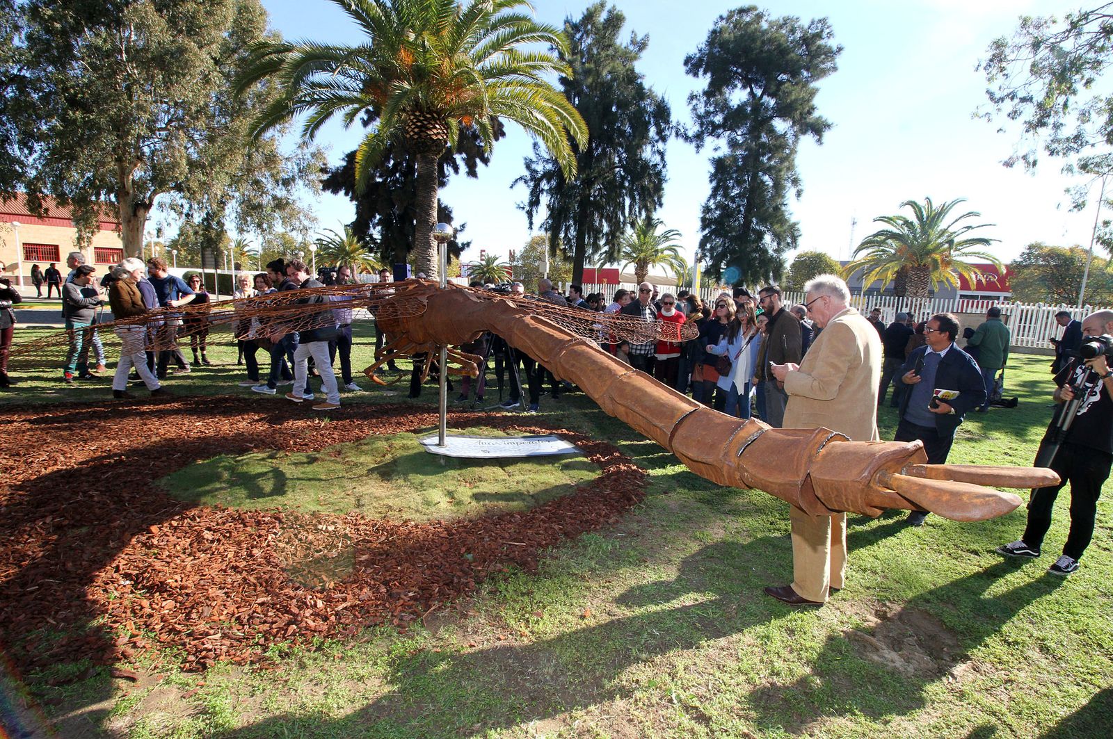 Inauguración de la escultura del artista onubense Víctor Pulido 'Imago', en imágenes
