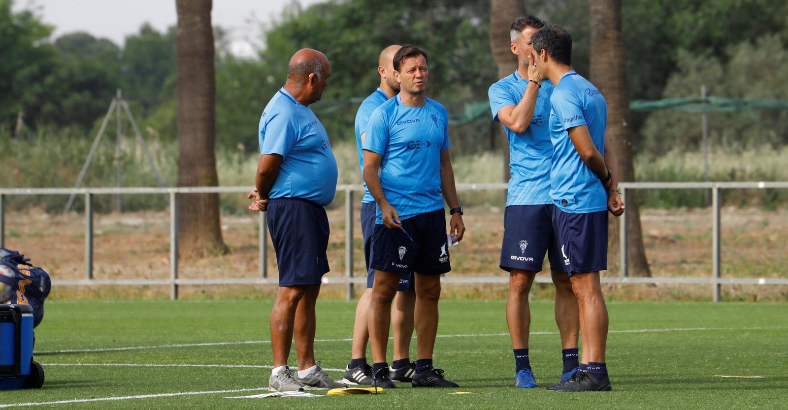 Manuel Mosquera, junto a su equipo de trabajo en el entrenamiento del Córdoba CF.