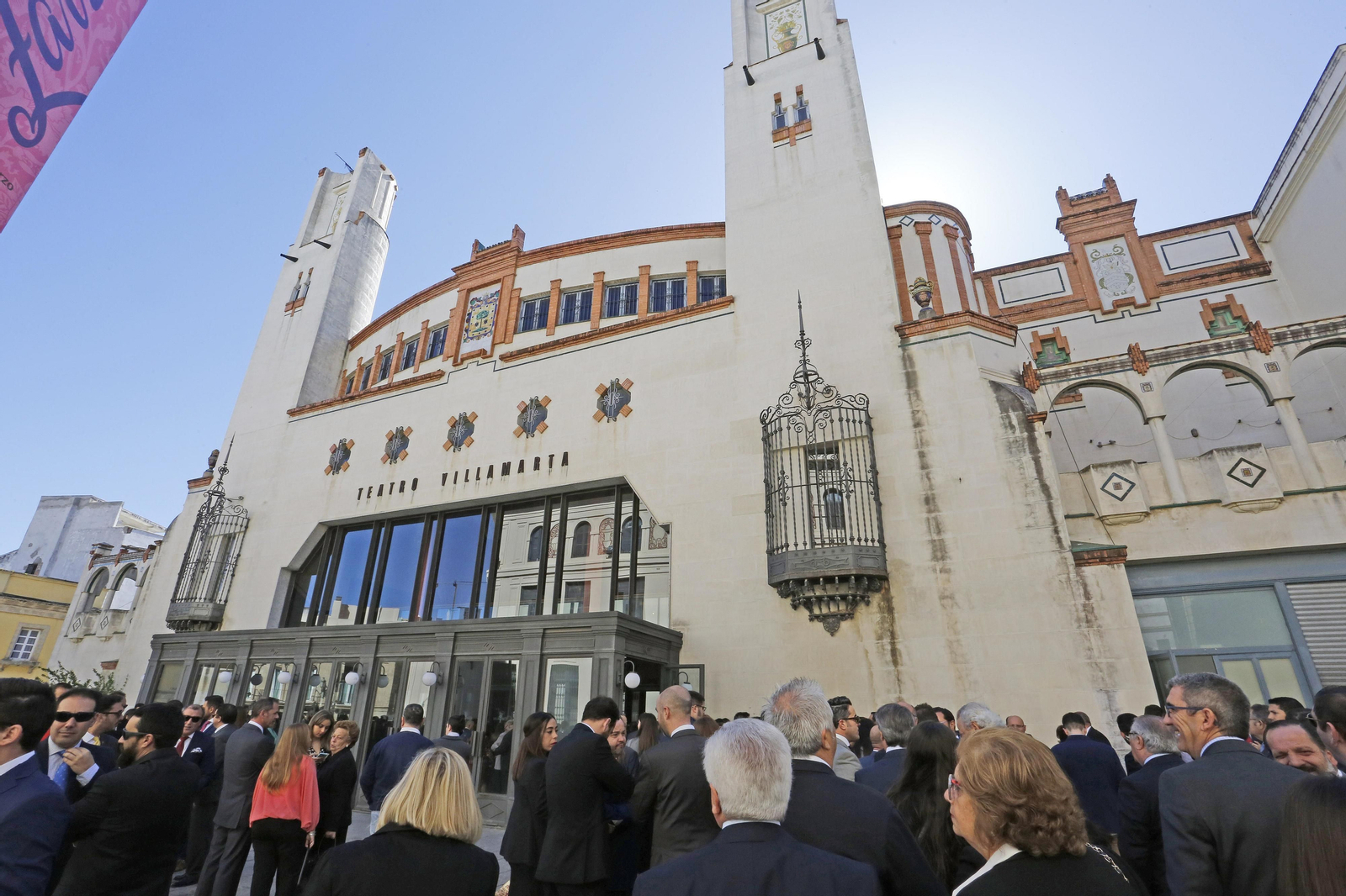Ambiente ante las puertas del Villamarta instantes antes de que se abrieran.