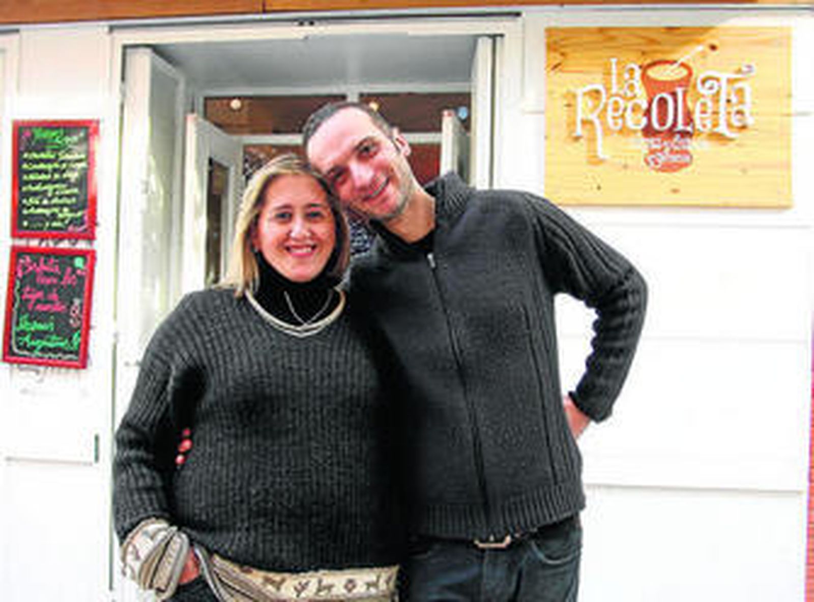 1. Viviana Irigaray y Diego Salvador-Almeida son pareja y socios en La Recoleta, el local que propone desde la calle Feria una cocina argentina que se rinde al formato de la tapa sevillana. 2. Detalle del comedor del local, que cuenta con varios espacios.