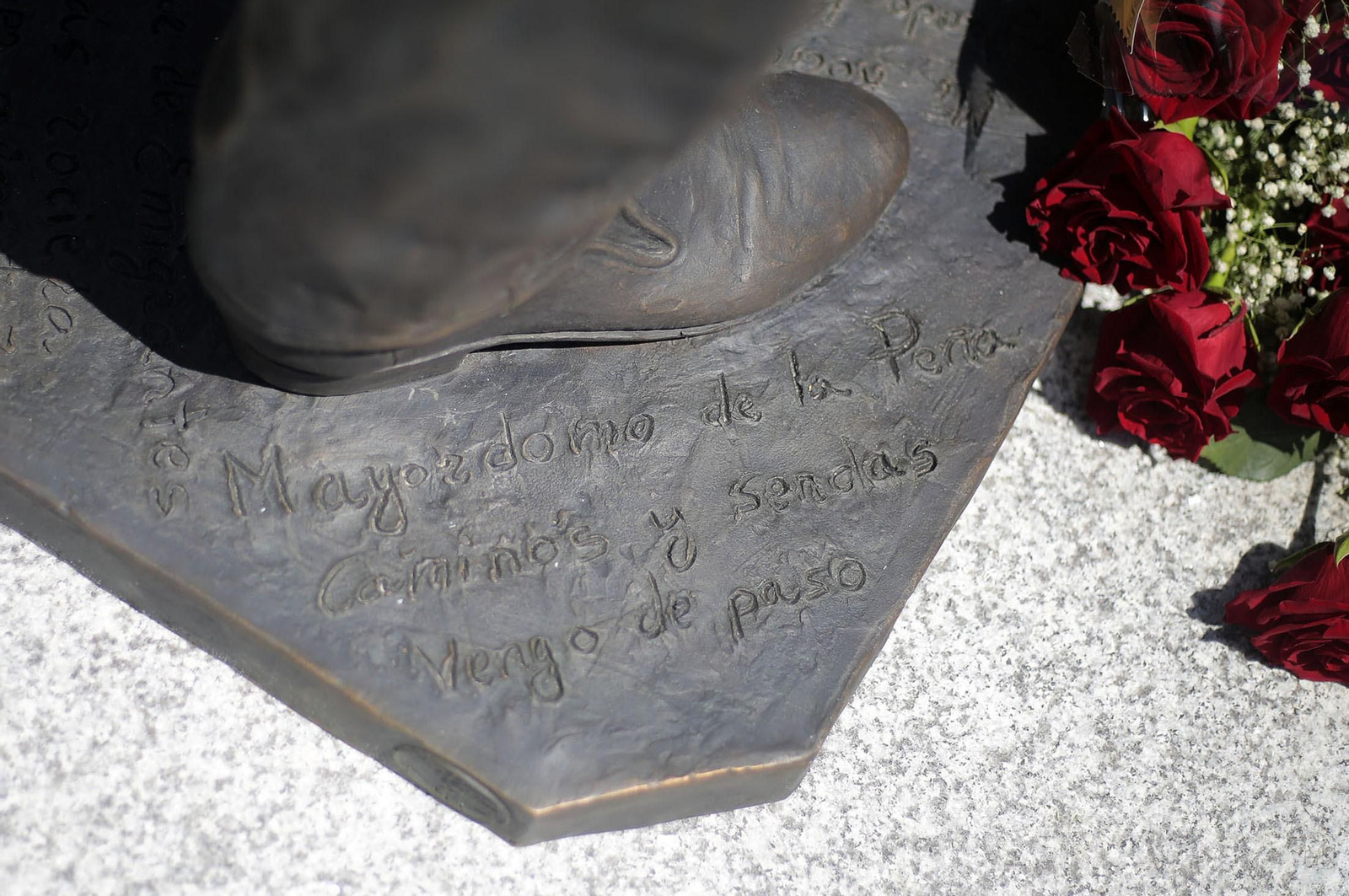Imágenes del descubrimiento de la escultura en honor a Joseli Carrión