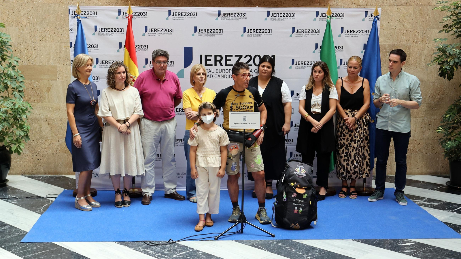 José Antonio Nieto y la pequeña Julia, acompañados en el Ayuntamiento por la alcaldesa, delegados municipales y representantes de ‘Por una Sonrisa’.