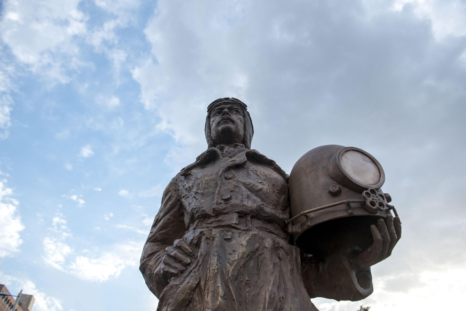 La efigie está erigida en el cruce de la Avenida de Fuentenueva con la calle Alcalde Yoldi.