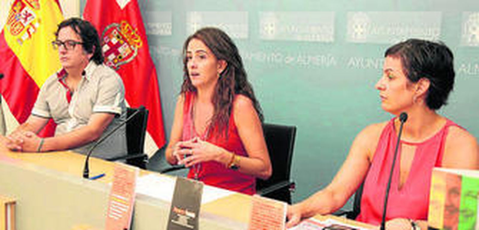 Aranzazu Martín entre Ana Mazón y Jesús Almendros.