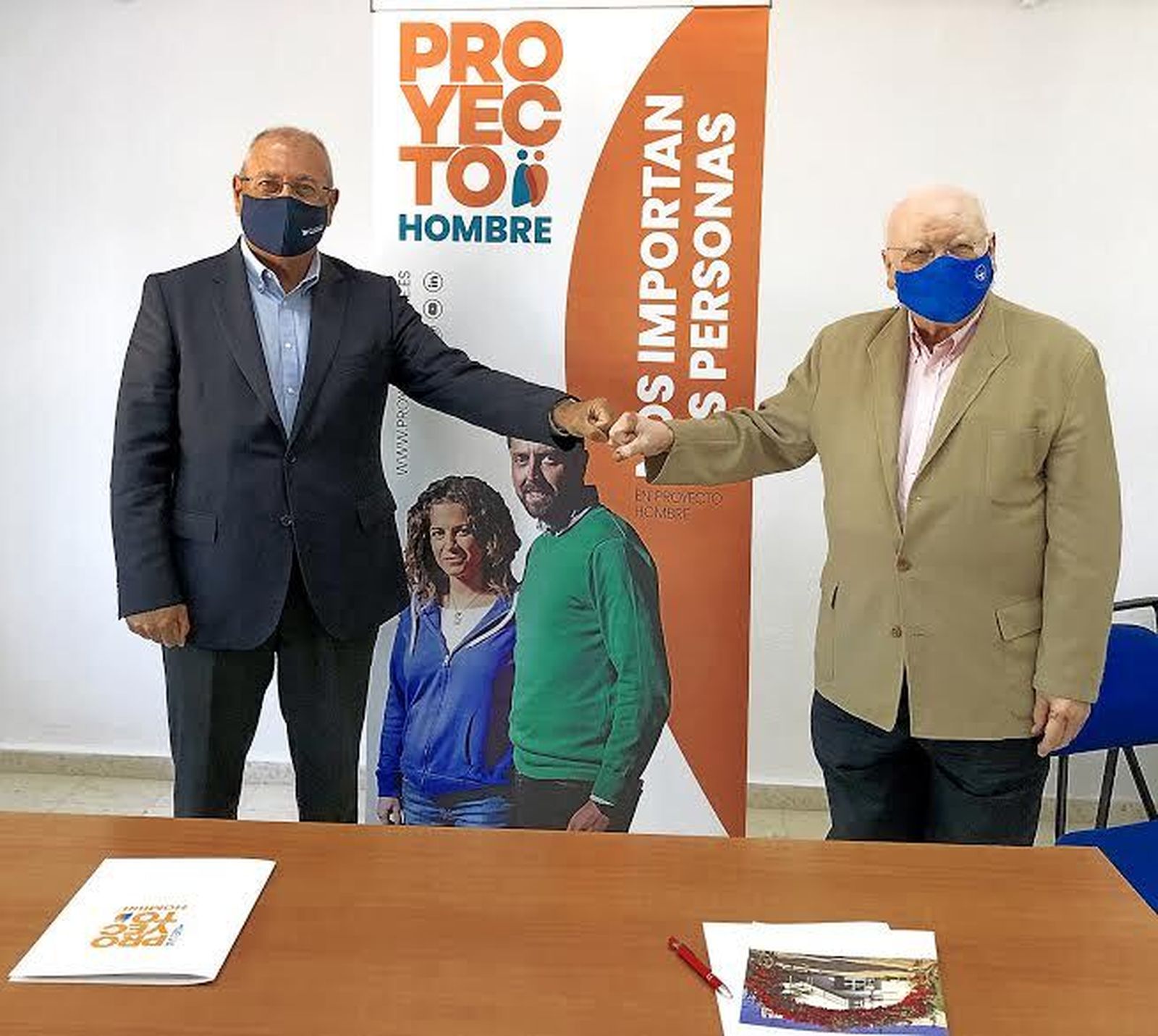 El director general de la Fundación Atlantic Copper, Antonio de la Vega, y el vicepresidente de Proyecto Hombre Huelva, Diego de la Villa