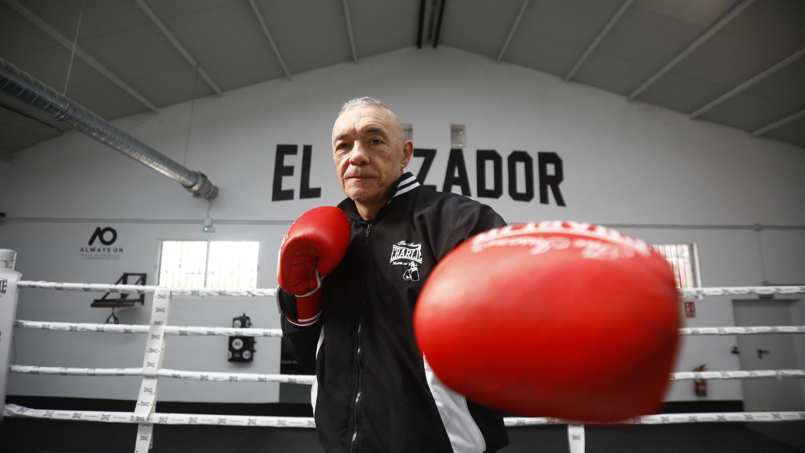 El boxeador lanza un golpe de izquierdas a la cámara.