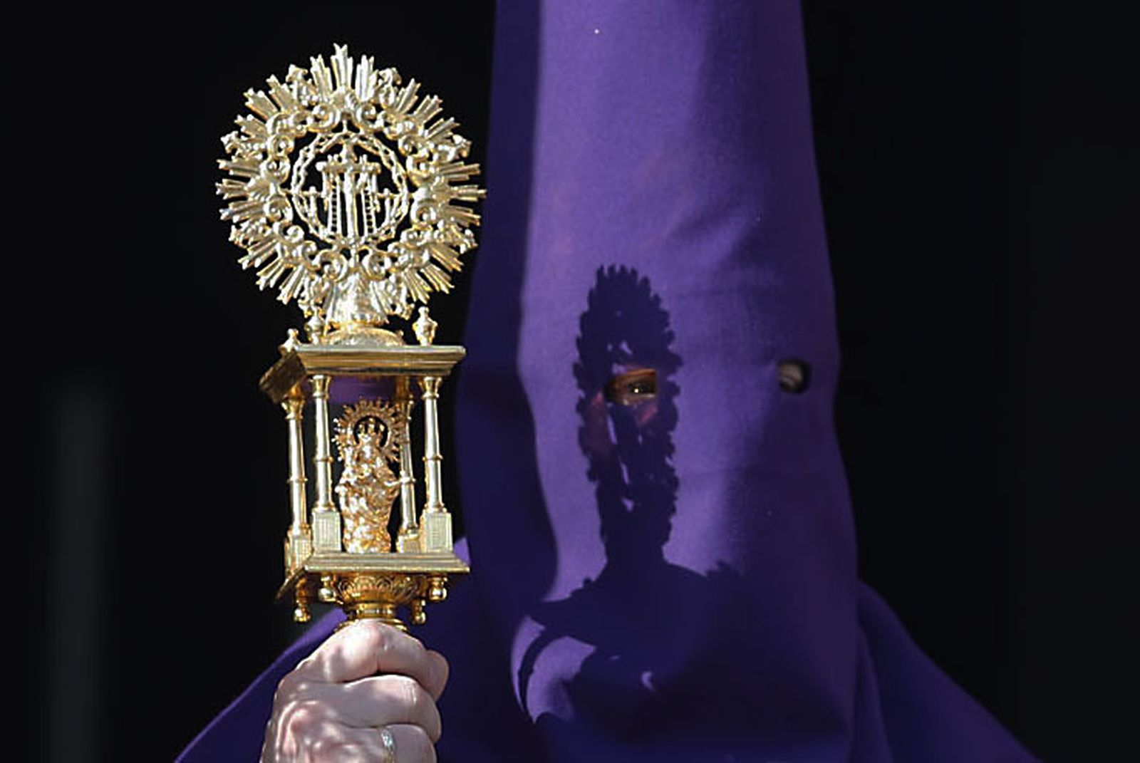 La Hermandad del Descendimiento en su recorrido por las calles de Huelva el Viernes Santo