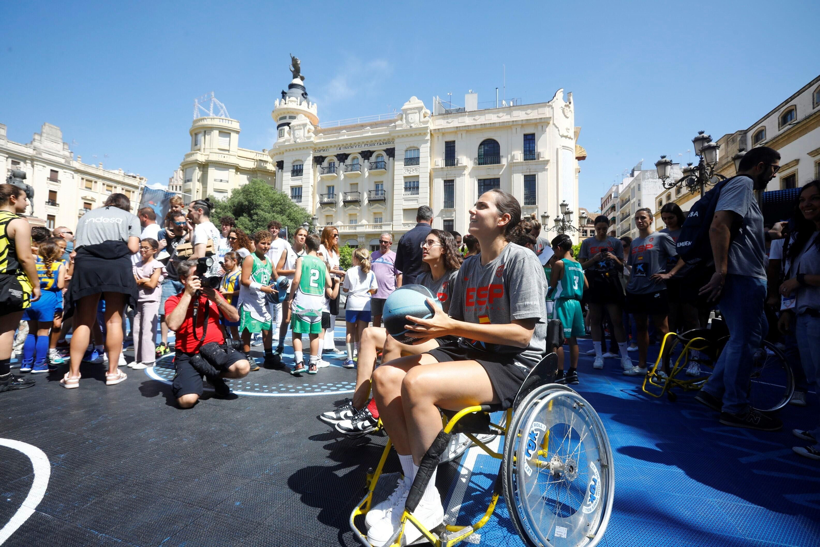 La selección española femenina de baloncesto visita la pista de 3x3 ubicada en Las Tendillas
