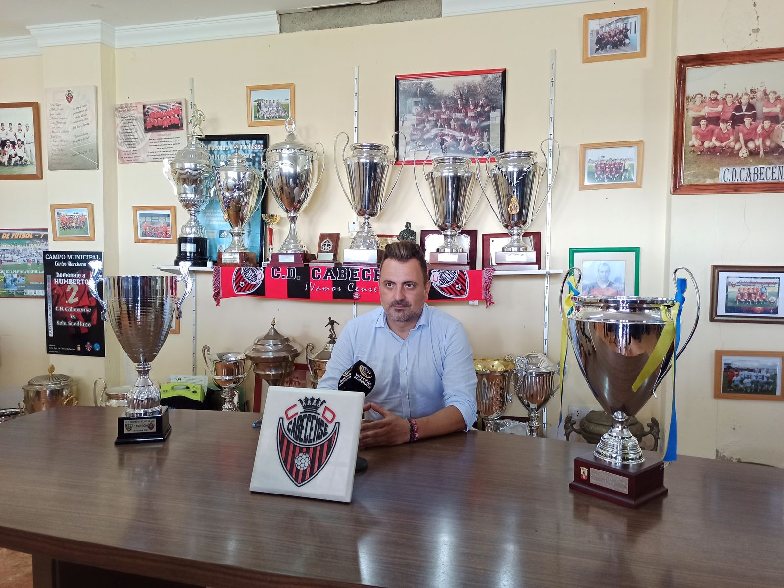 Joaquín Poveda, en la secretaría del Cabecense, donde ofreció la rueda de prensa.