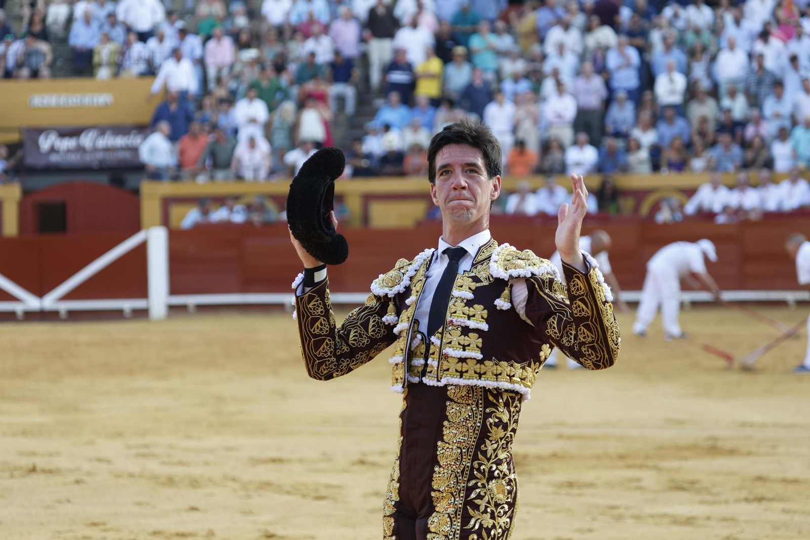 Una decepcionante corrida de Miura con Esaú Fernández a hombros cierra Algeciras