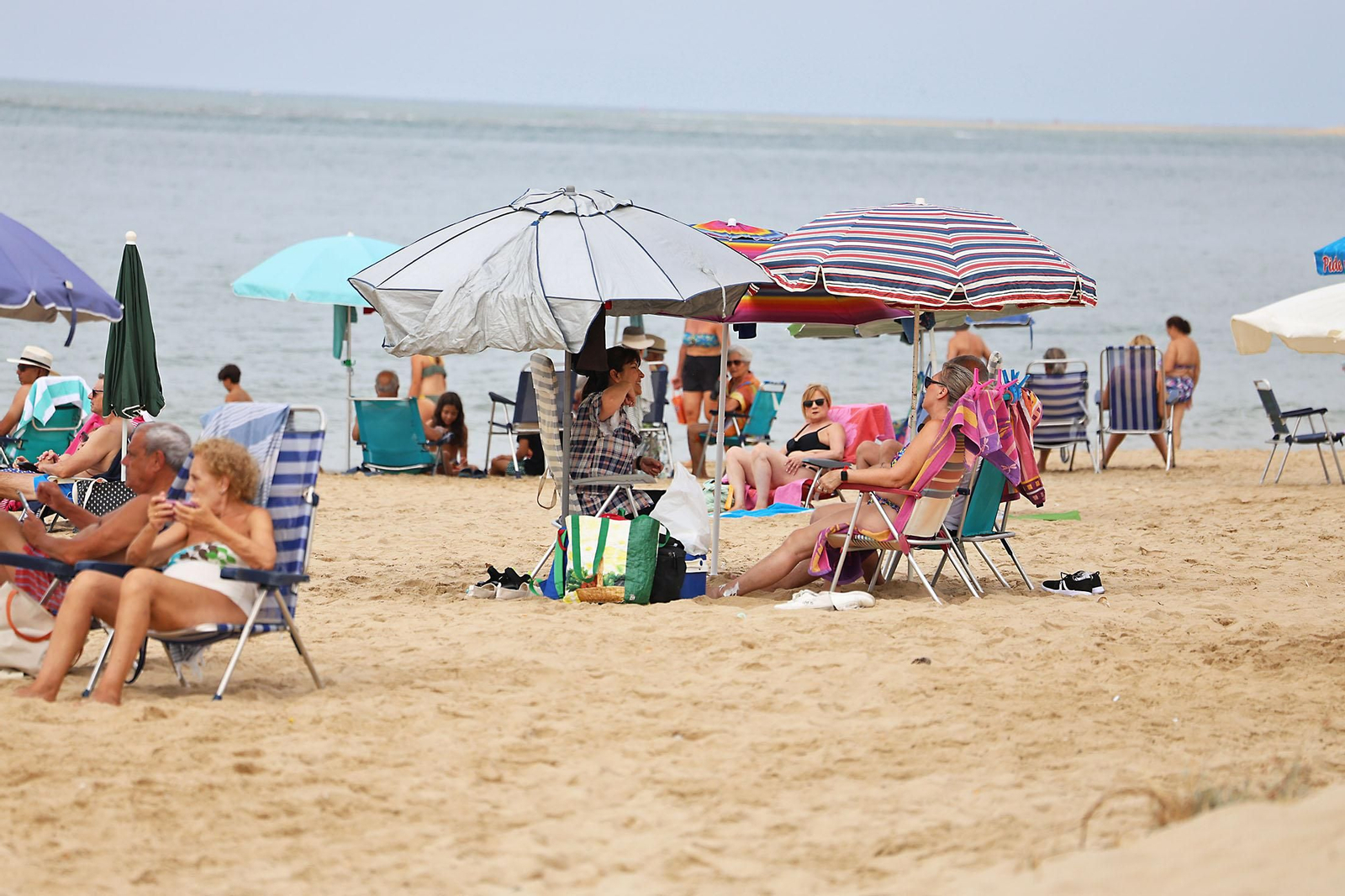 Imágenes del ambiente en las playas de Huelva en la mañana de domingo