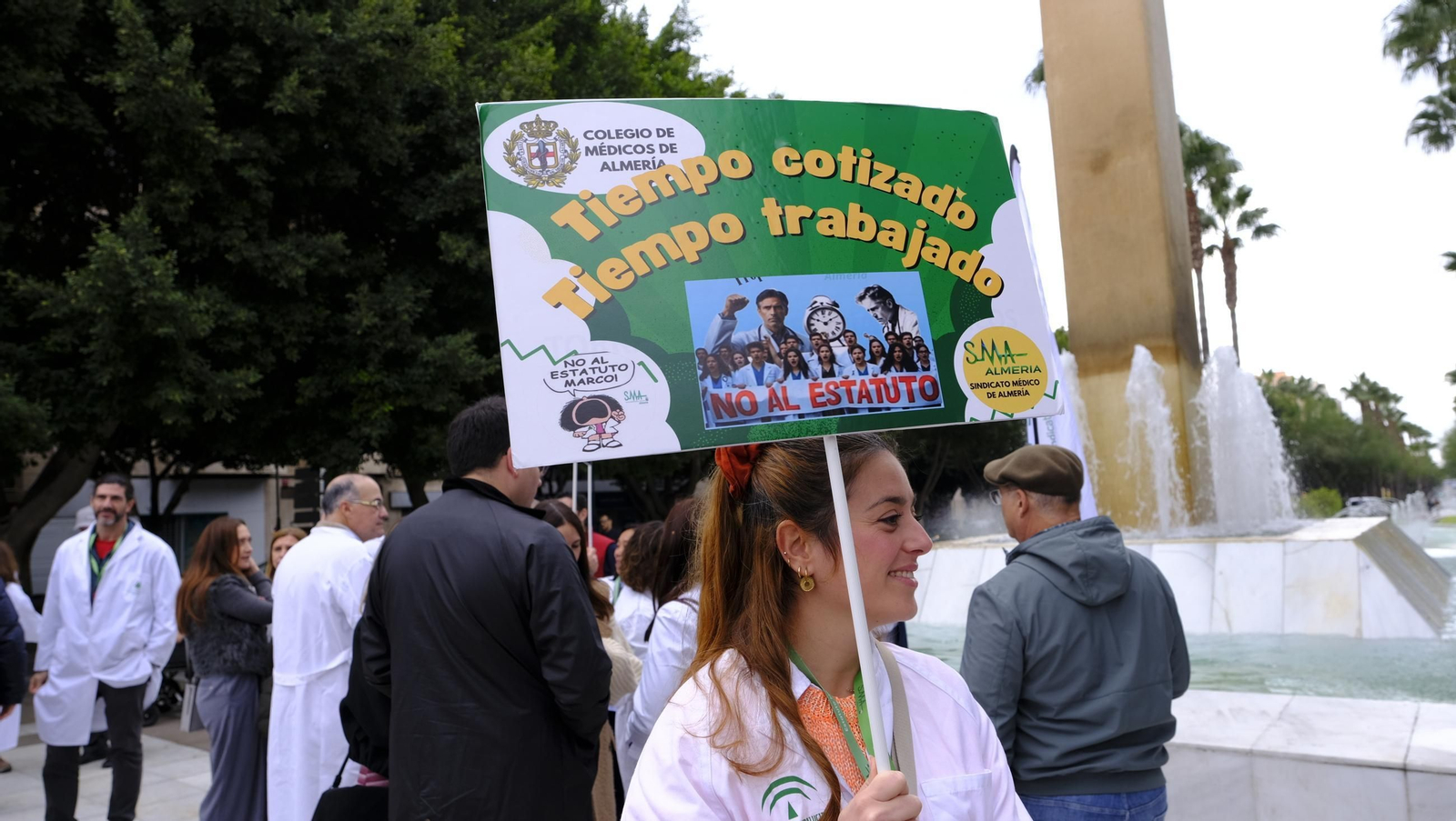 Los médicos de Almería se manifiestan contra el nuevo estatuto, en imágenes