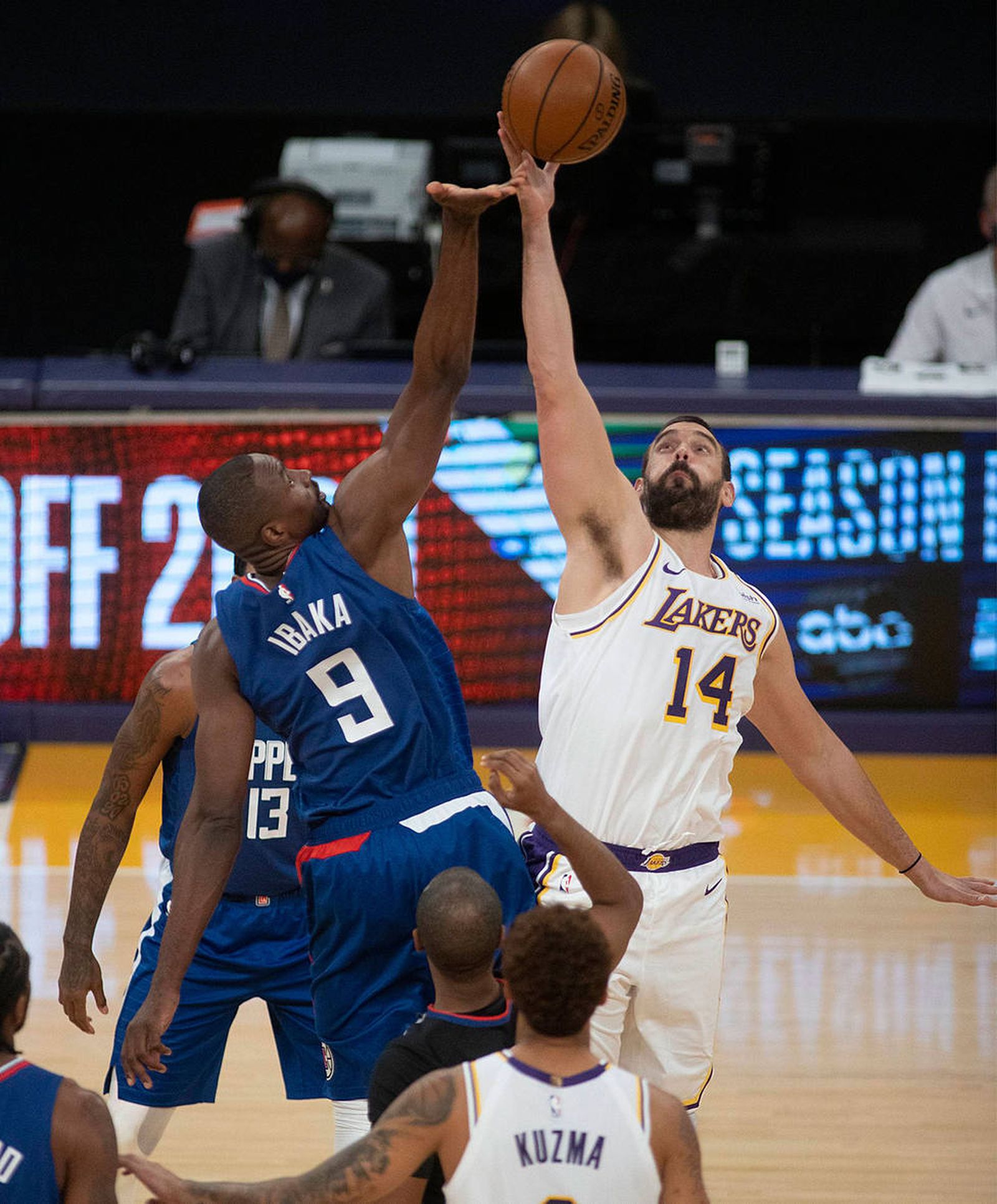 Marc Gasol disputa el balón a Ibaka